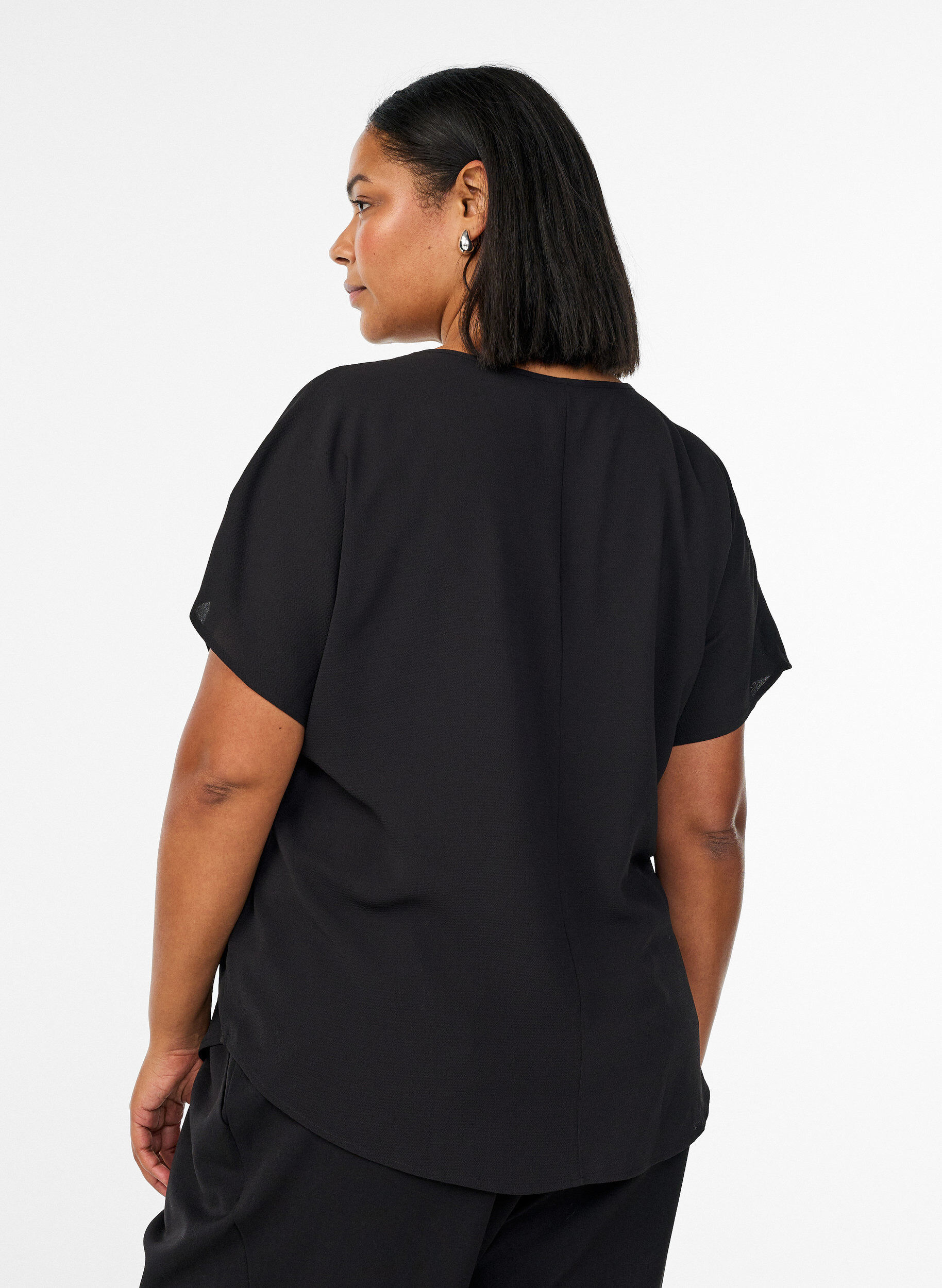 Zizzi Bluse mit kurzen &Auml;rmeln und Rundhalsausschnitt, Schwarz, Model image number 2