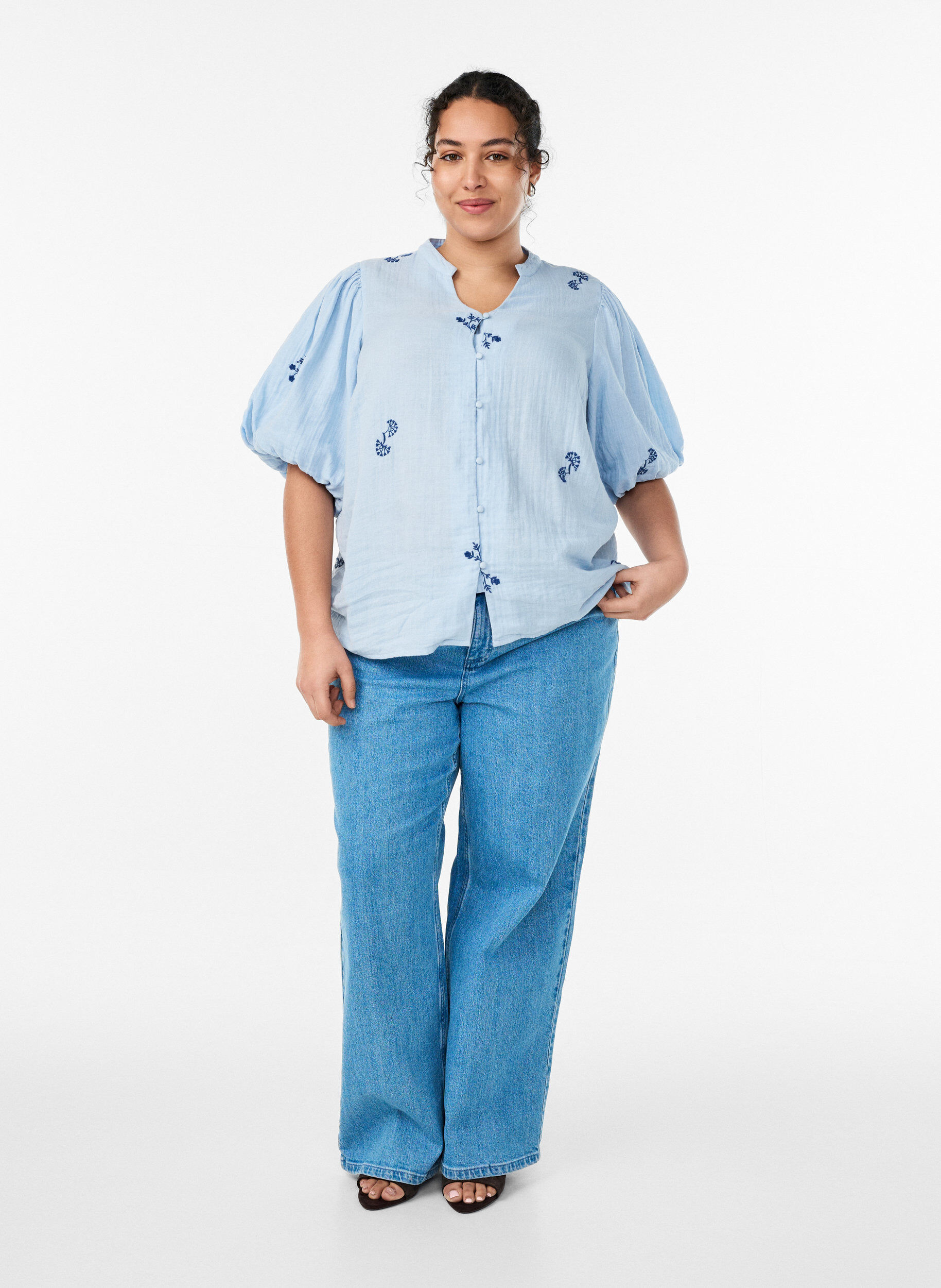 Zizzi Bluse aus Baumwoll-Musselin mit Ballon&auml;rmeln und Stickereidetails, Blau, Model image number 1