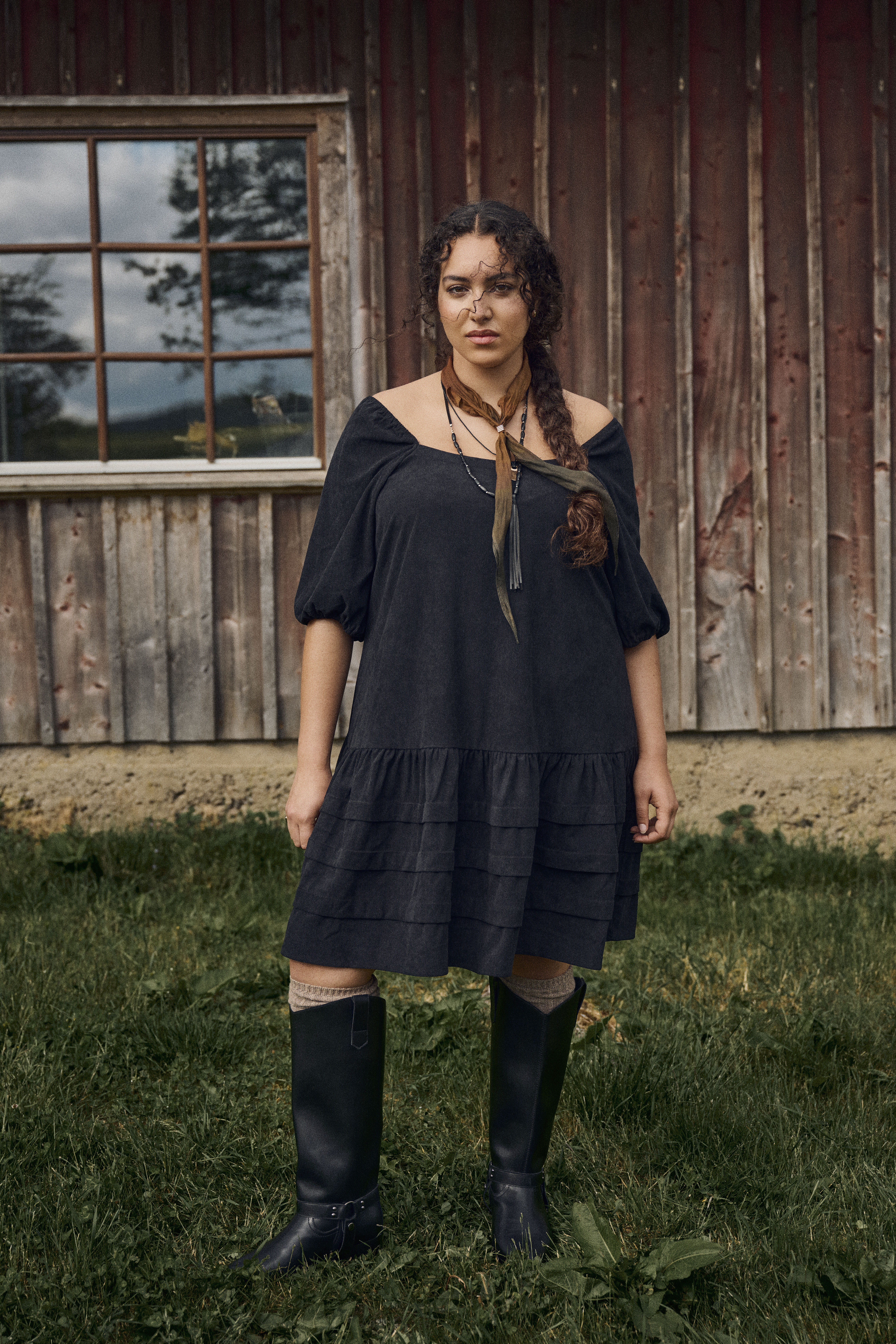 Zizzi Samtkleid mit quadratischem Ausschnitt, , Model