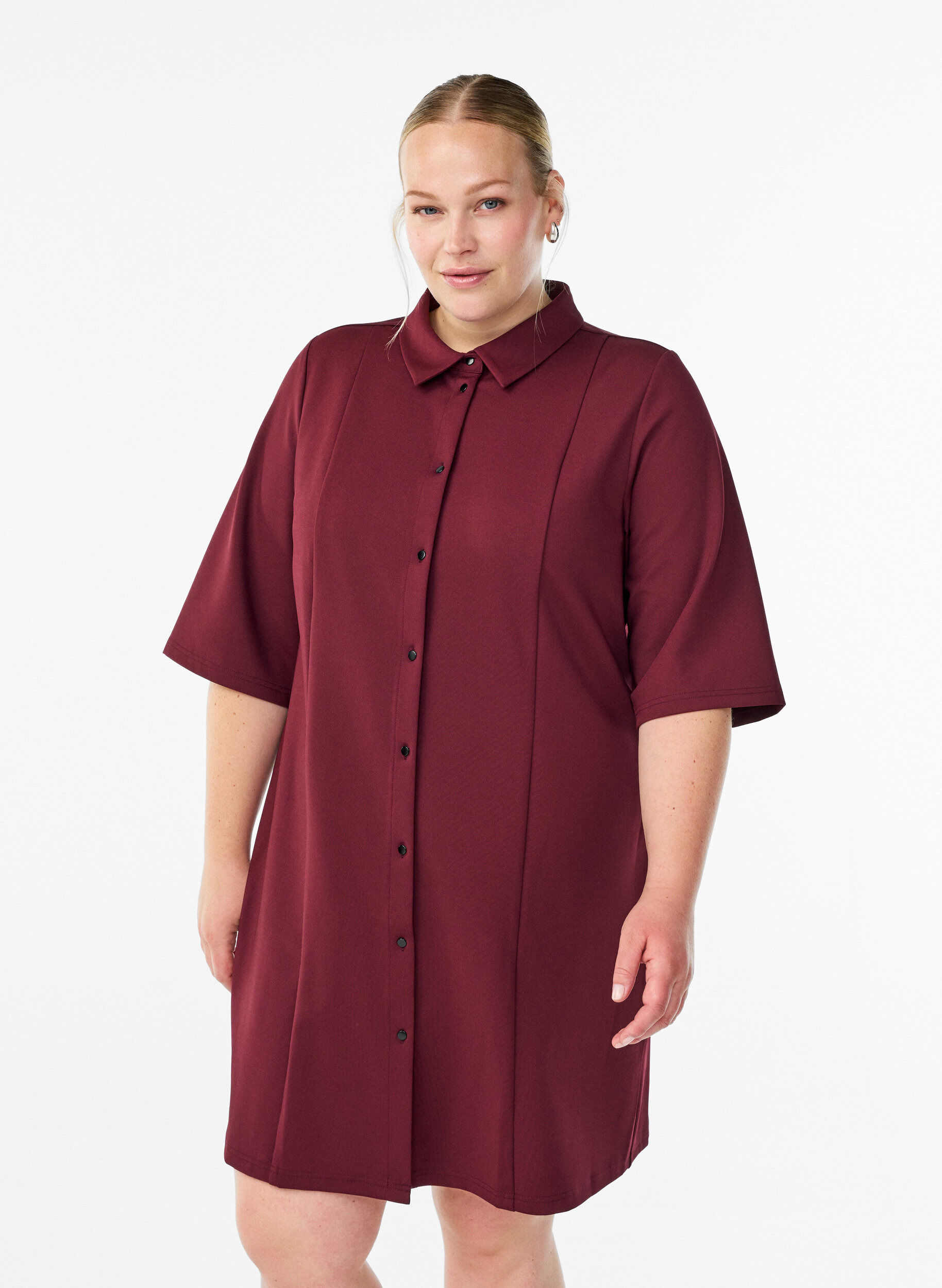 Kurzes Hemdblusenkleid aus Baumwolle mit 3/4-&Auml;rmeln, Rot, Model