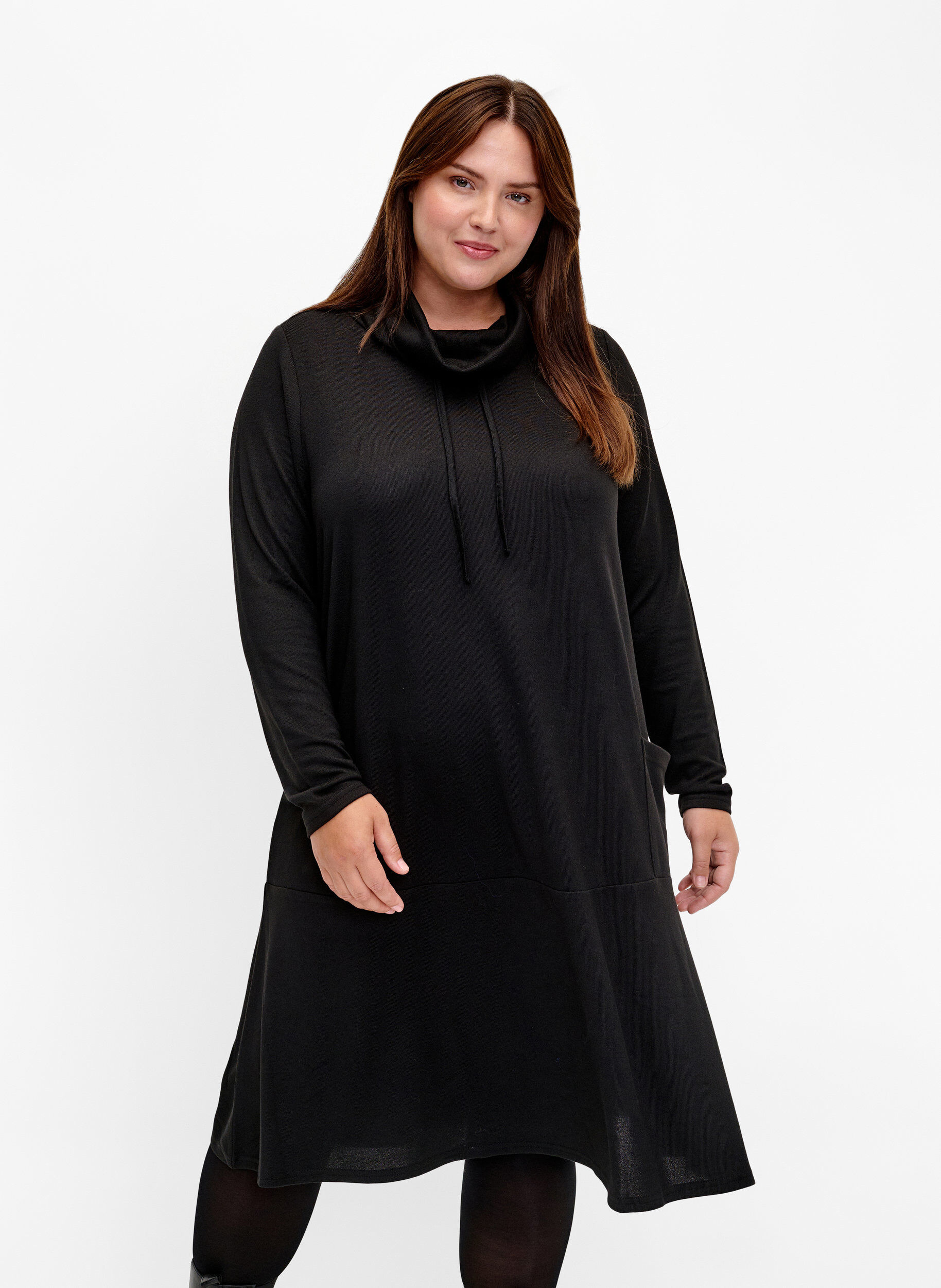 Hochgeschlossenes Jerseykleid mit Taschen, Schwarz, Model