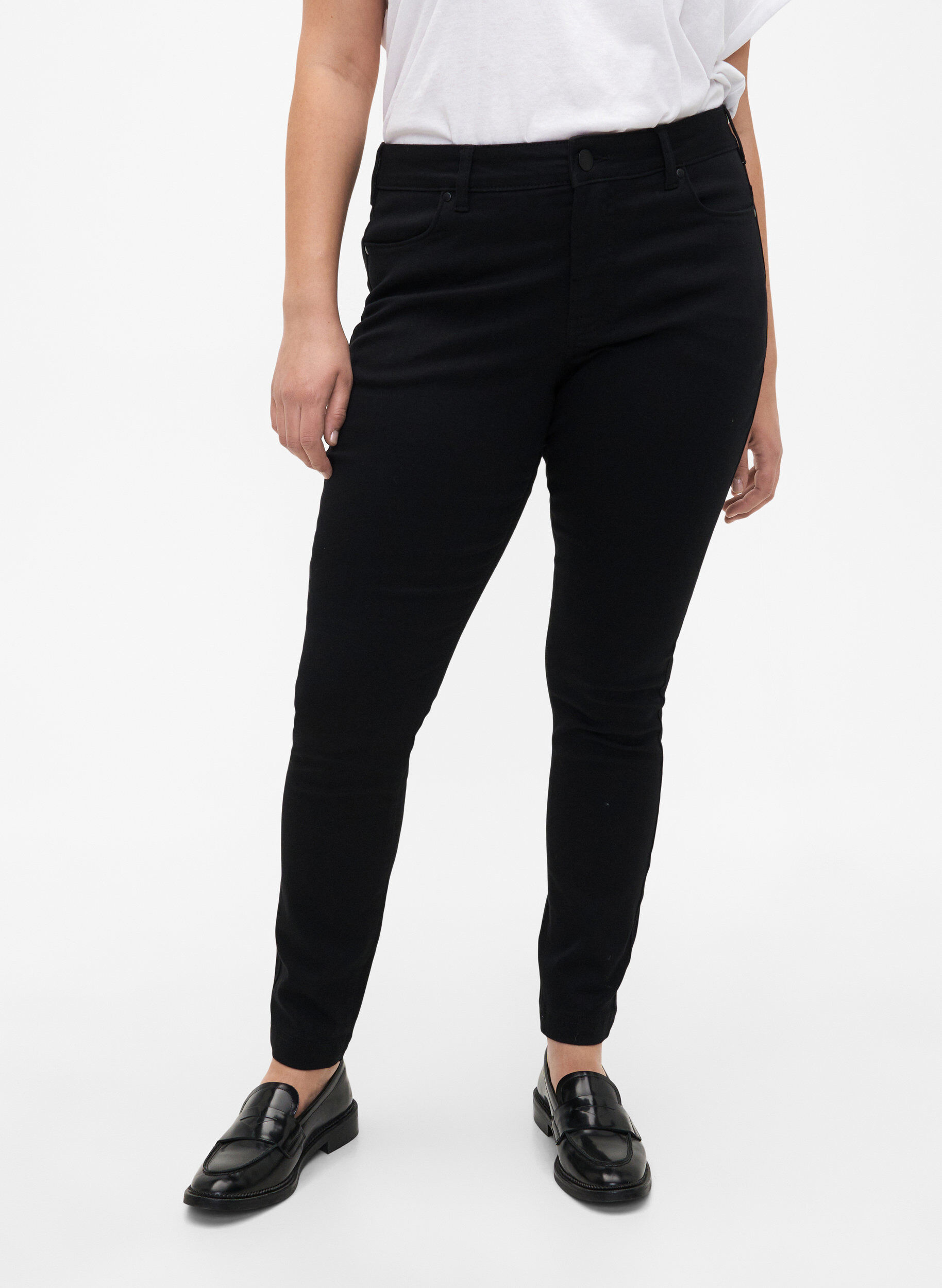 Zizzi Viona Jeans mit normaler Taille, Schwarz, Model image number 2