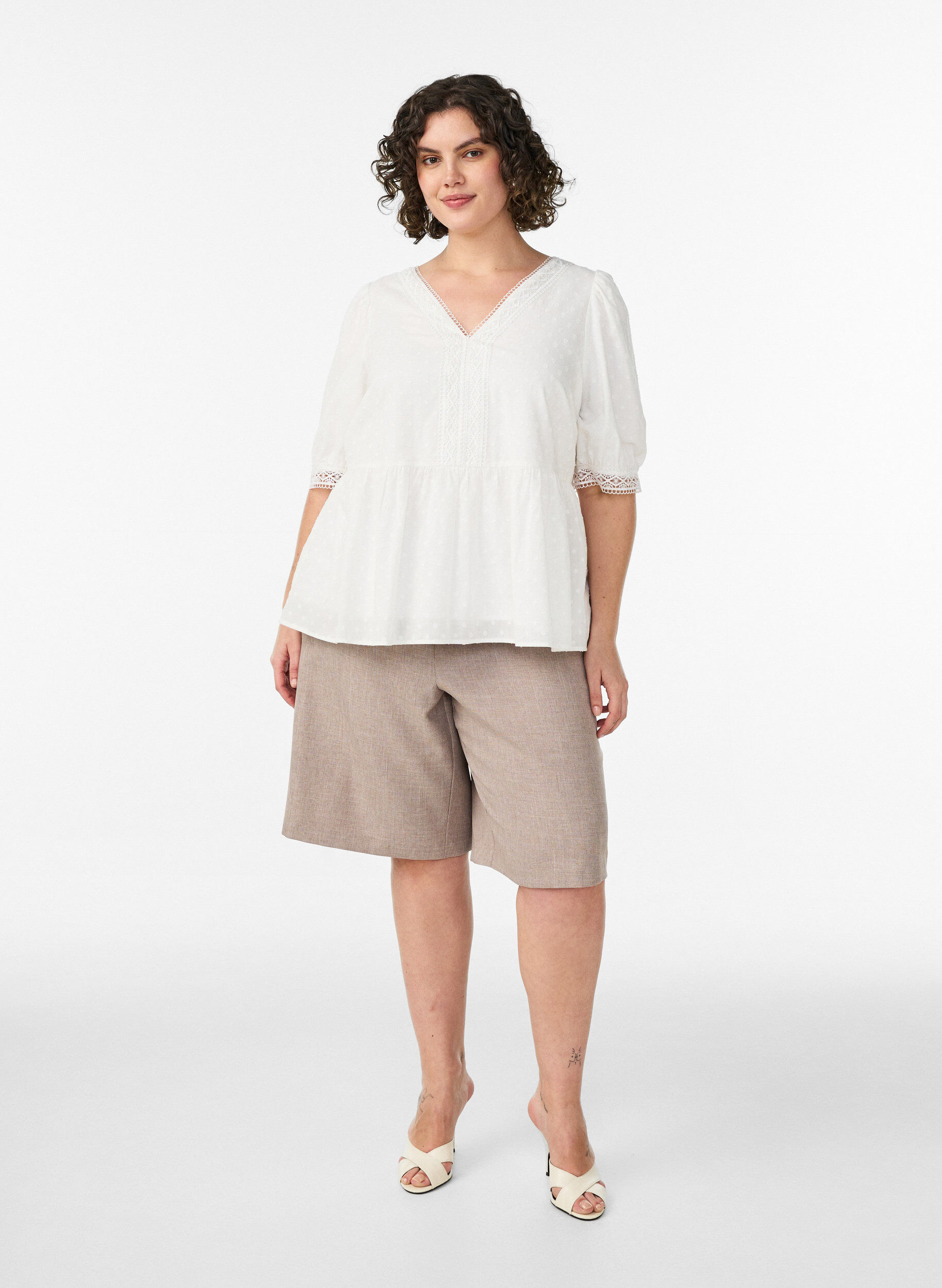 Zizzi Bluse aus strukturierter Baumwolle mit H&auml;keldetails, Wei&szlig;, Model image number 1