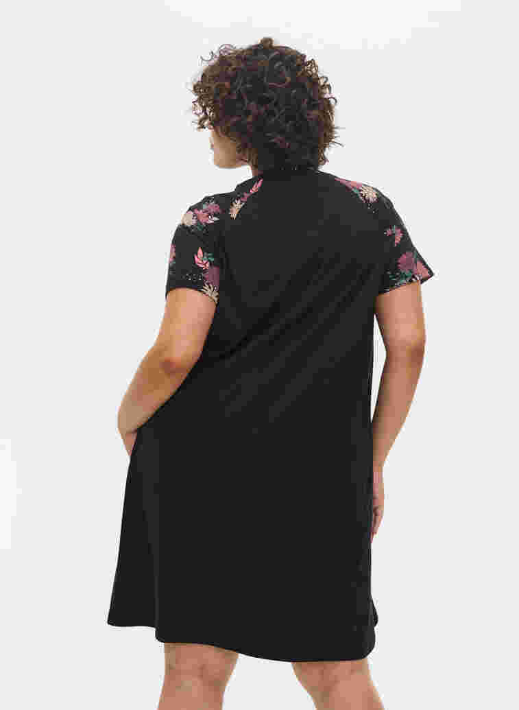 Kurzarm Nachthemd aus Baumwolle mit Printdetails, Black AOP Flower, Model image number 1