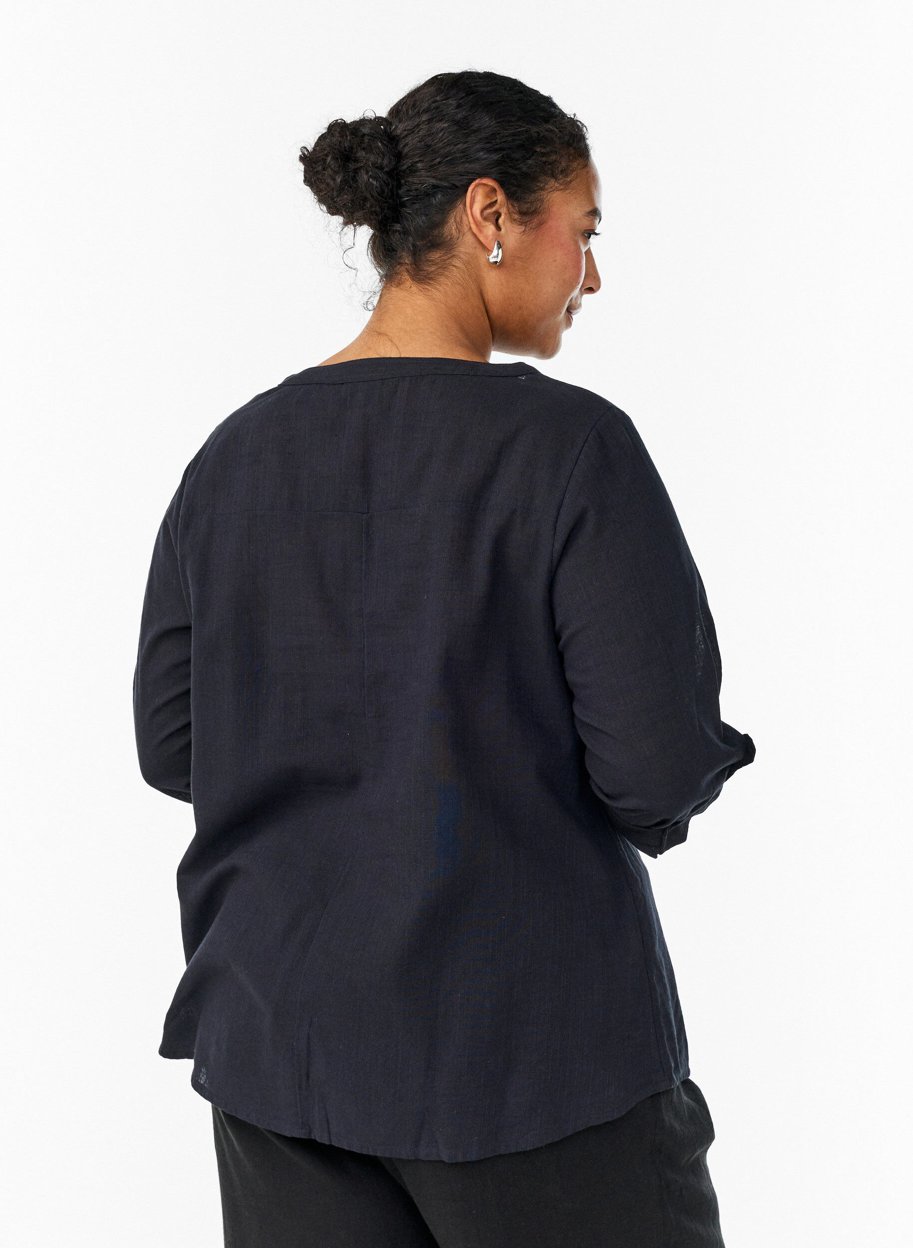 Zizzi Hemdbluse aus Baumwolle mit V-Ausschnitt, Schwarz, Model image number 2