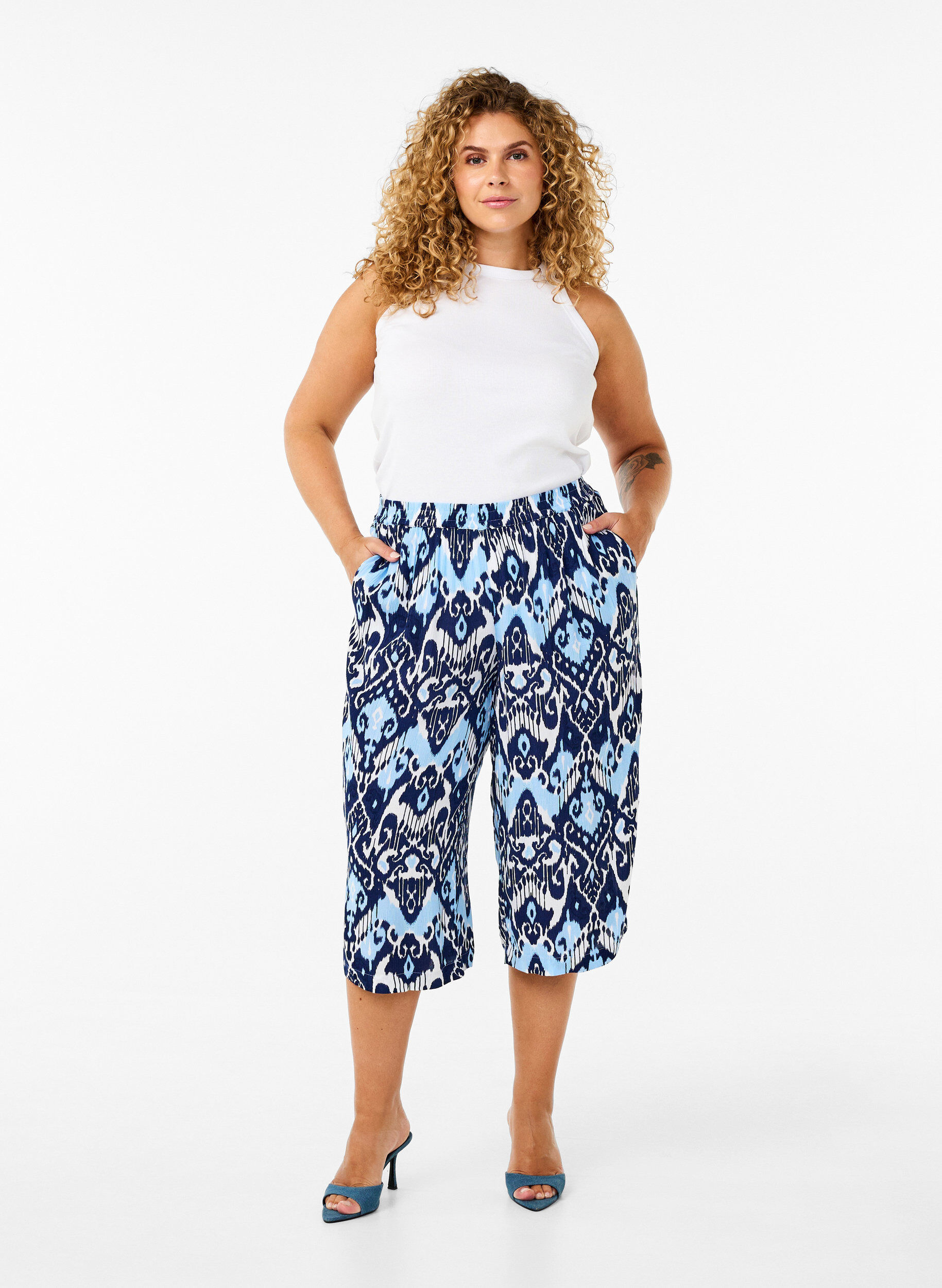 Zizzi Culotte-Hose aus Viskose mit Aufdruck, Blue Ethnic AOP, Model image number 3