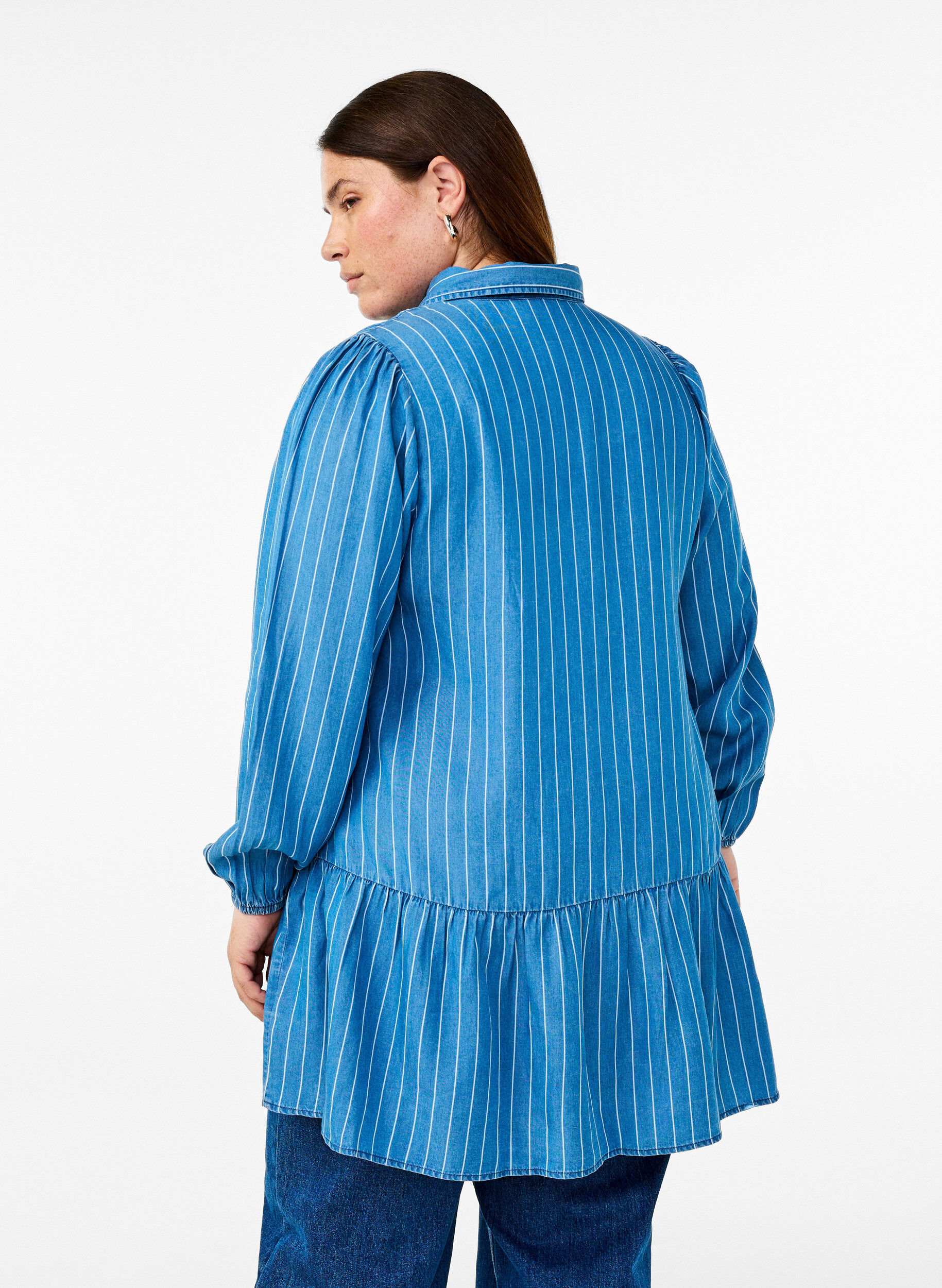 Zizzi Gestufte Tunika aus TENCEL&trade;-Denim mit Streifenmuster, Blau, Model image number 2