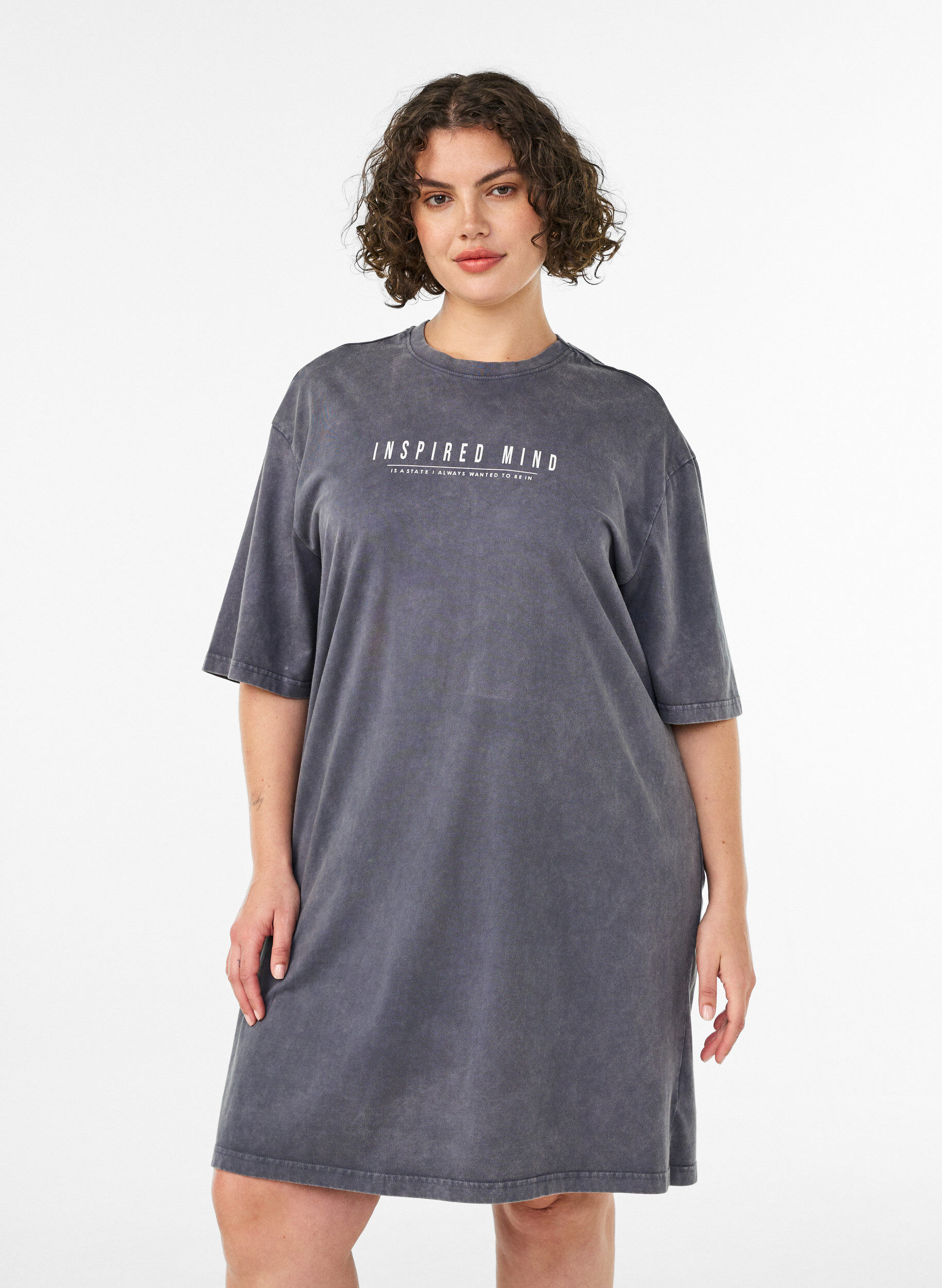 Lockeres T-Shirt-Kleid mit Washed-Optik, Grau, Model