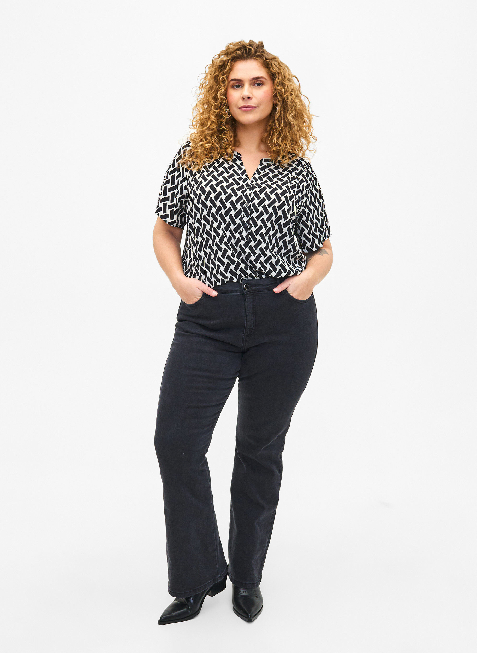 Zizzi Bluse mit kurzen &Auml;rmeln und V-Ausschnitt , Schwarz, Model image number 1
