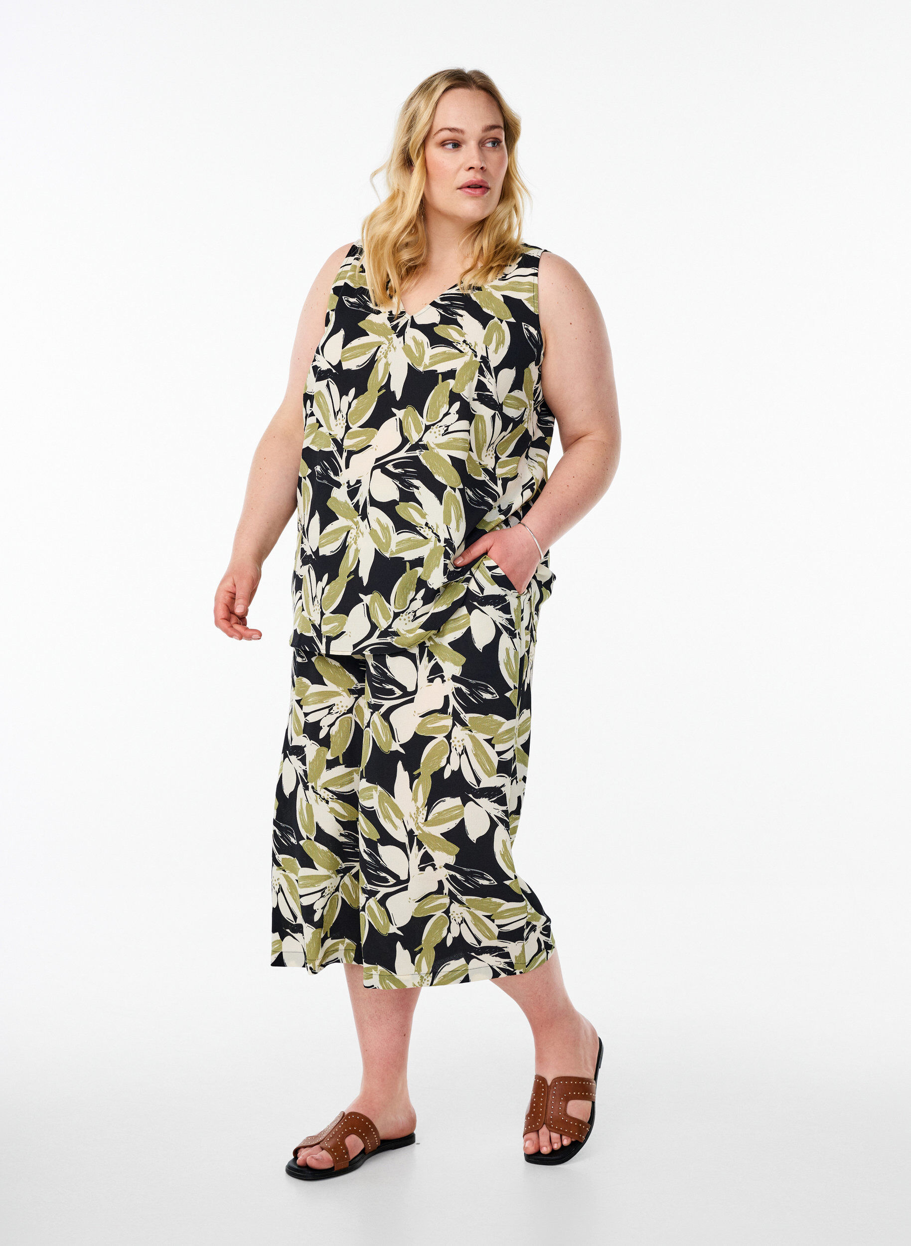 Zizzi Bedrucktes Oberteil mit V-Ausschnitt, Schwarz, Model image number 1