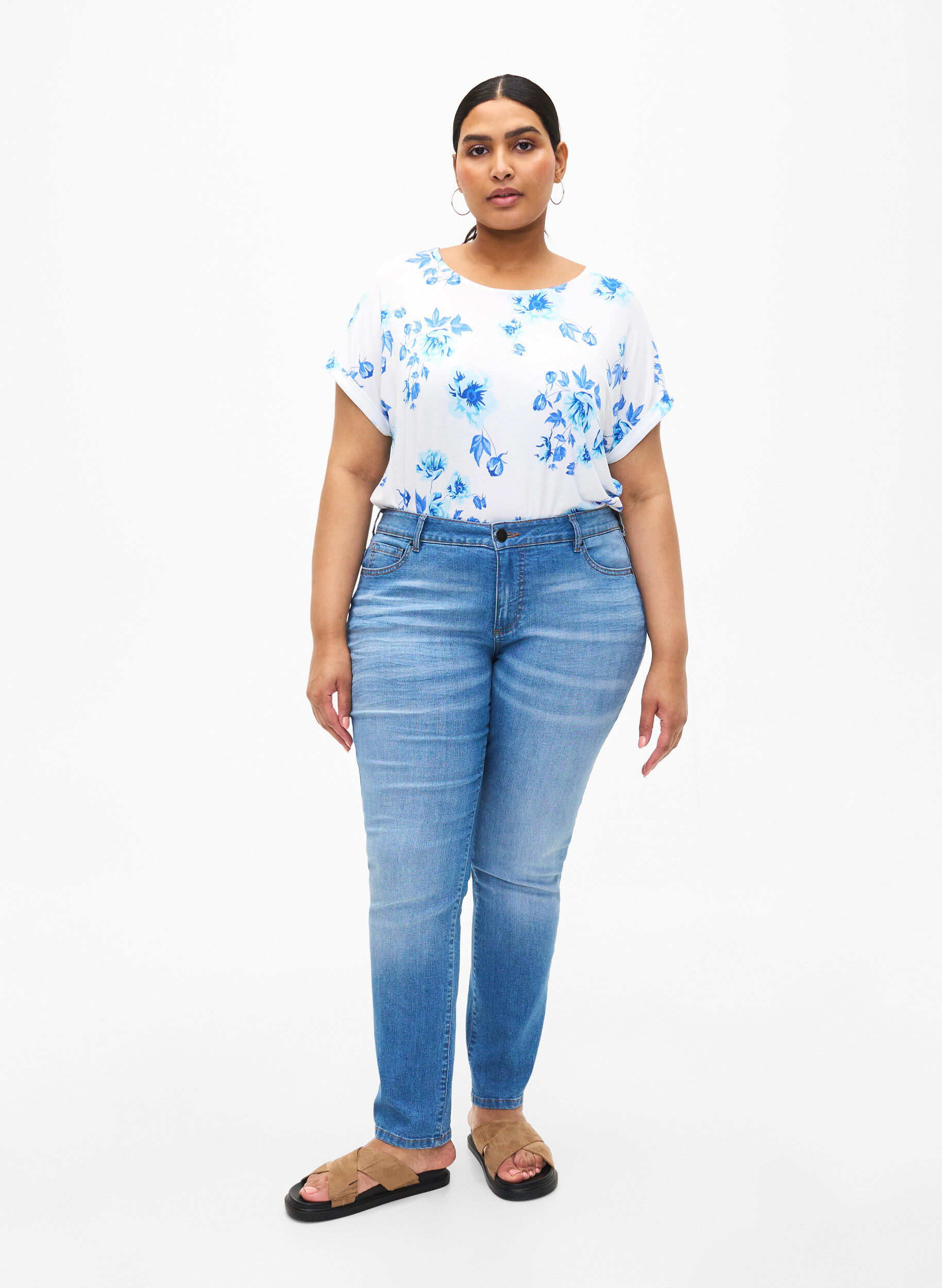 Zizzi Gebl&uuml;mte Bluse aus Viskose mit kurzen &Auml;rmeln, White Blue AOP, Model image number 2