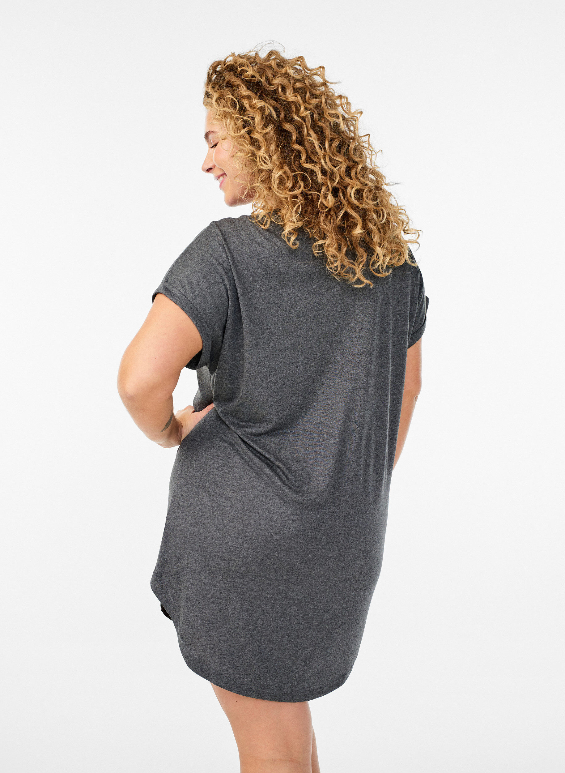 Zizzi Kurz&auml;rmliges Nachthemd mit Textdruck, Schwarz, Model image number 2