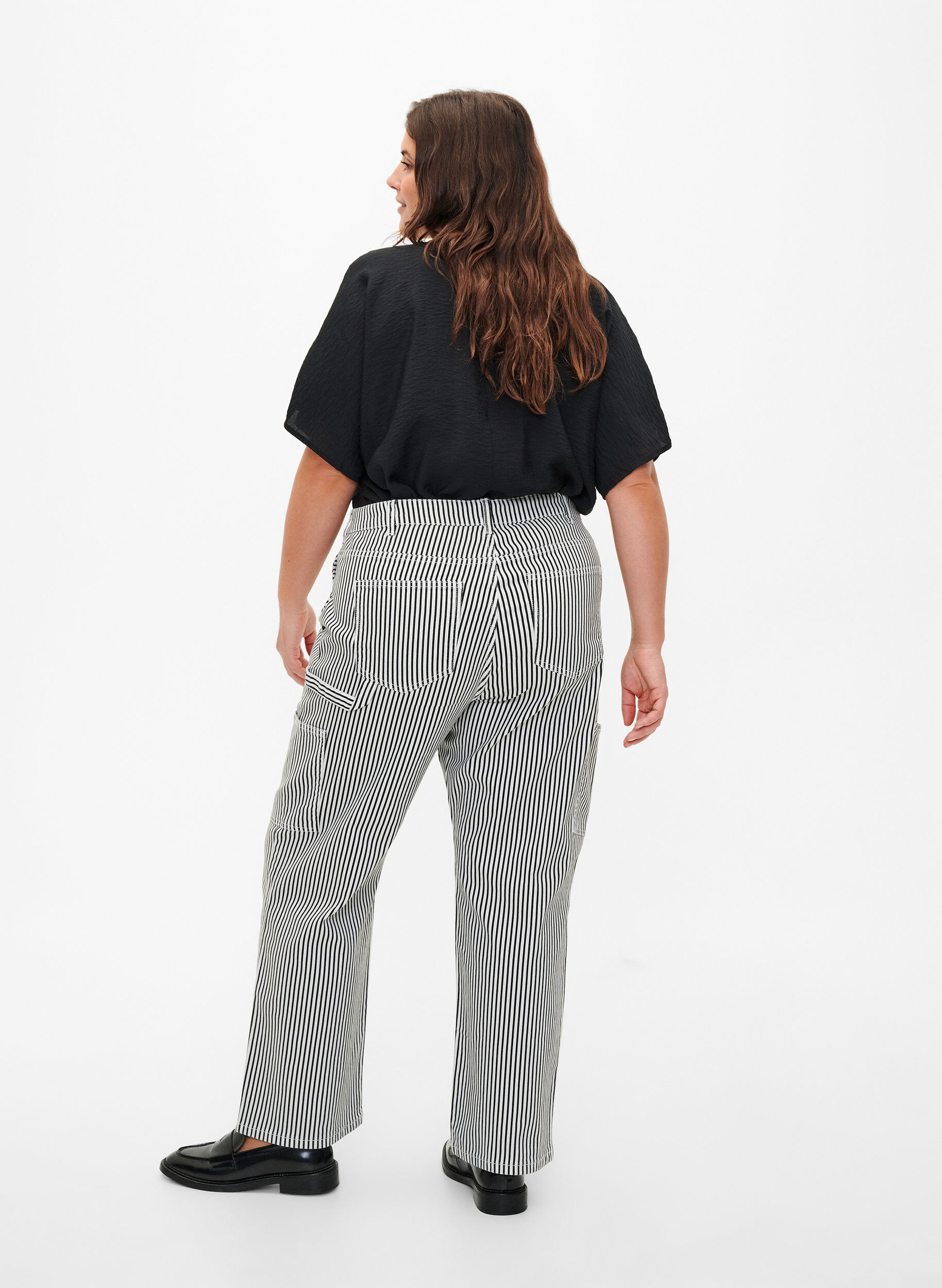 Zizzi Gestreifte Cargo-Jeans mit gerader Passform, Black White Stripe, Model image number 1