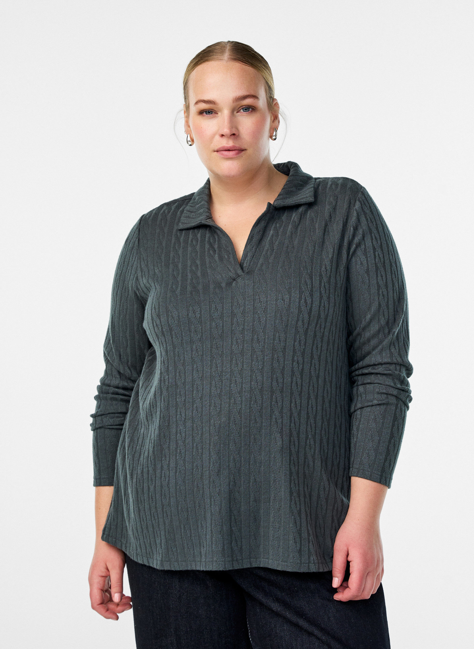 Strickbluse mit Kragen und Zopfmuster, Gr&uuml;n, Model