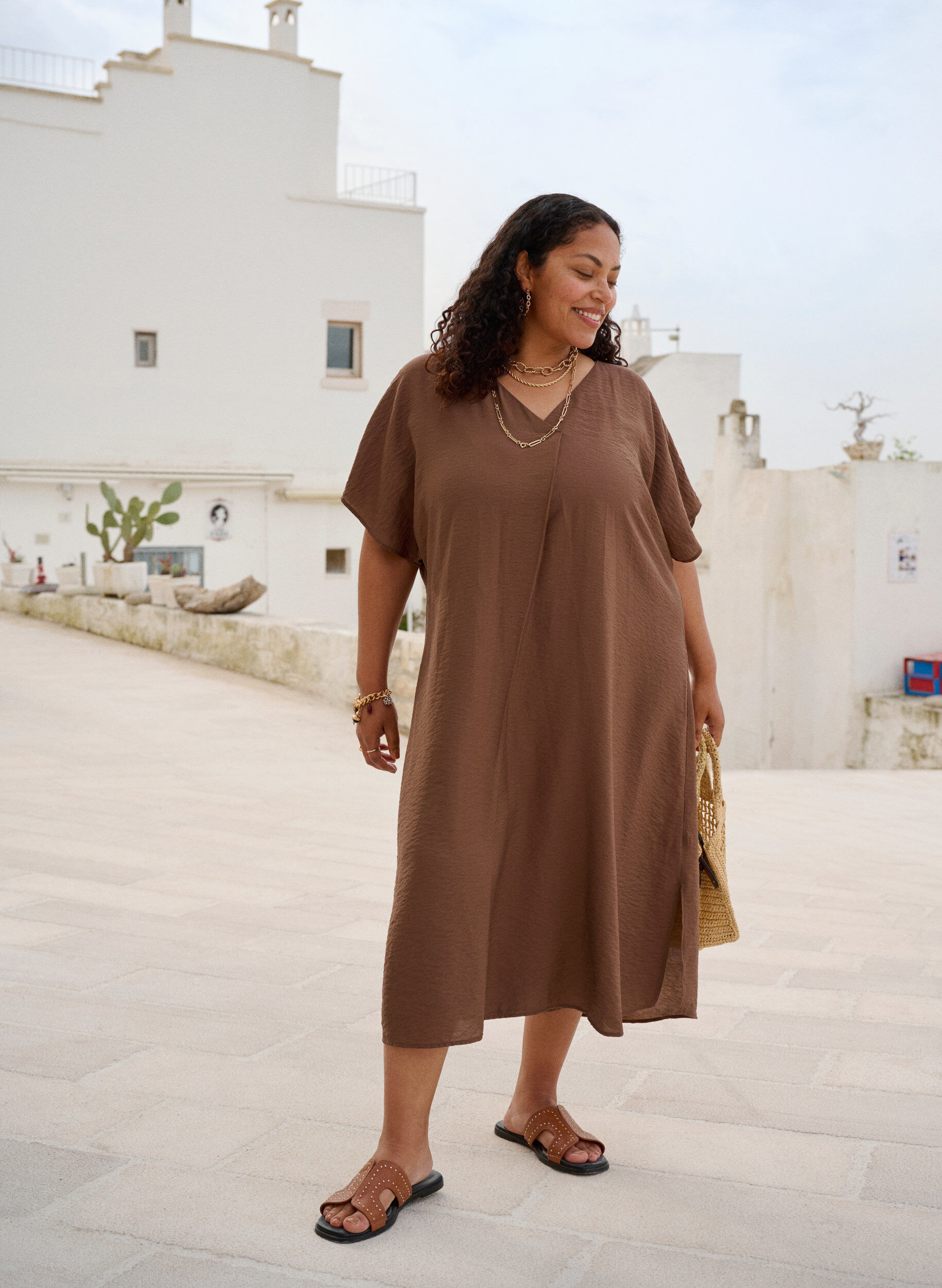 Zizzi Kleid aus Viskose mit V-Ausschnitt, Braun, Image image number 0