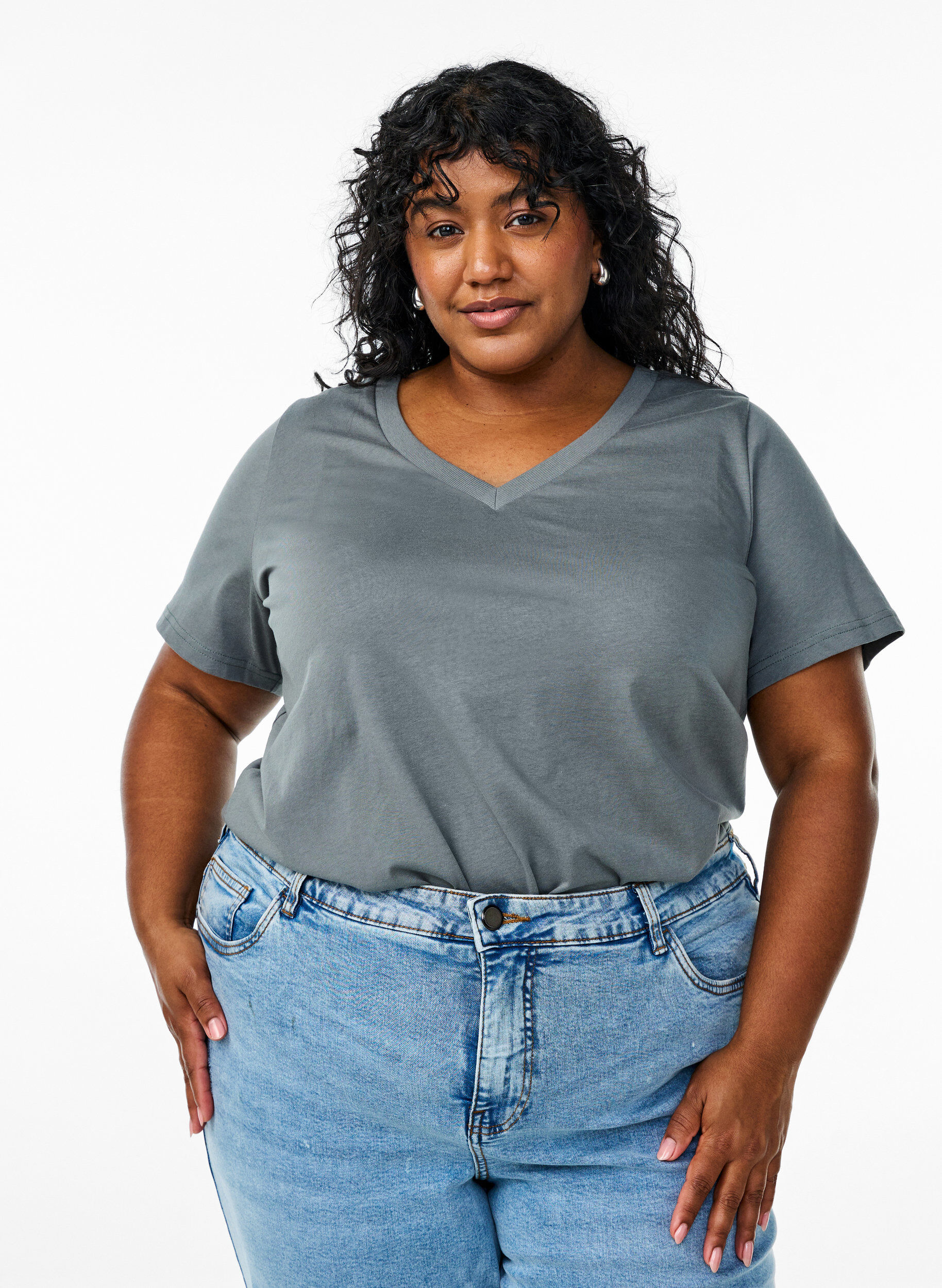 Einfaches T-Shirt aus Baumwolle mit V-Ausschnitt., Gr&uuml;n, Model