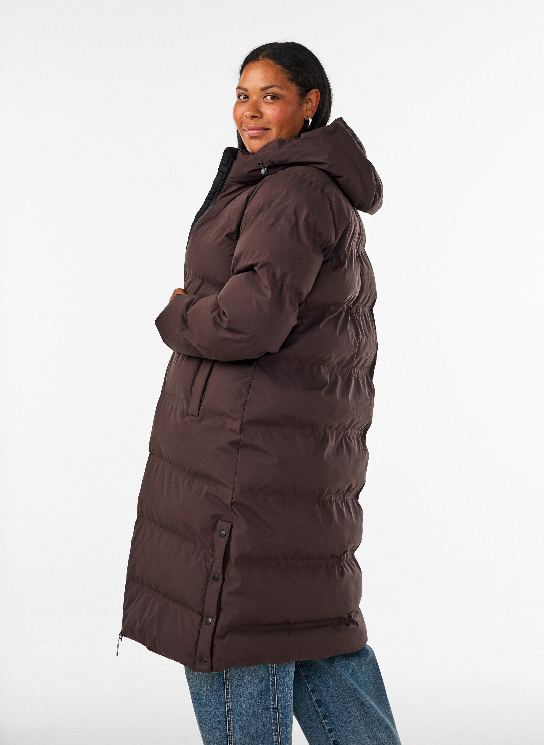 ZizziLanger Winter-Steppmantel mit Kapuze, Braun, Model image number 2