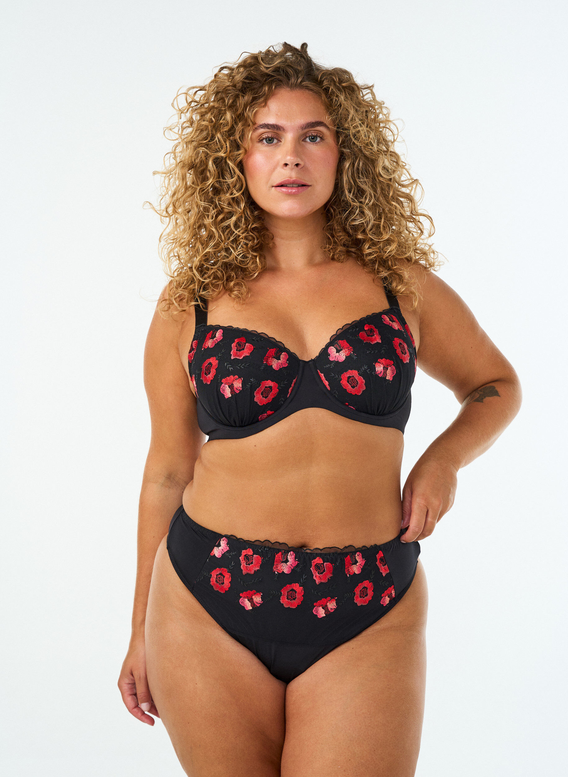 ZizziGepolsterter B&uuml;gel-BH mit gebl&uuml;mter Stickerei, Schwarz, Model image number 1