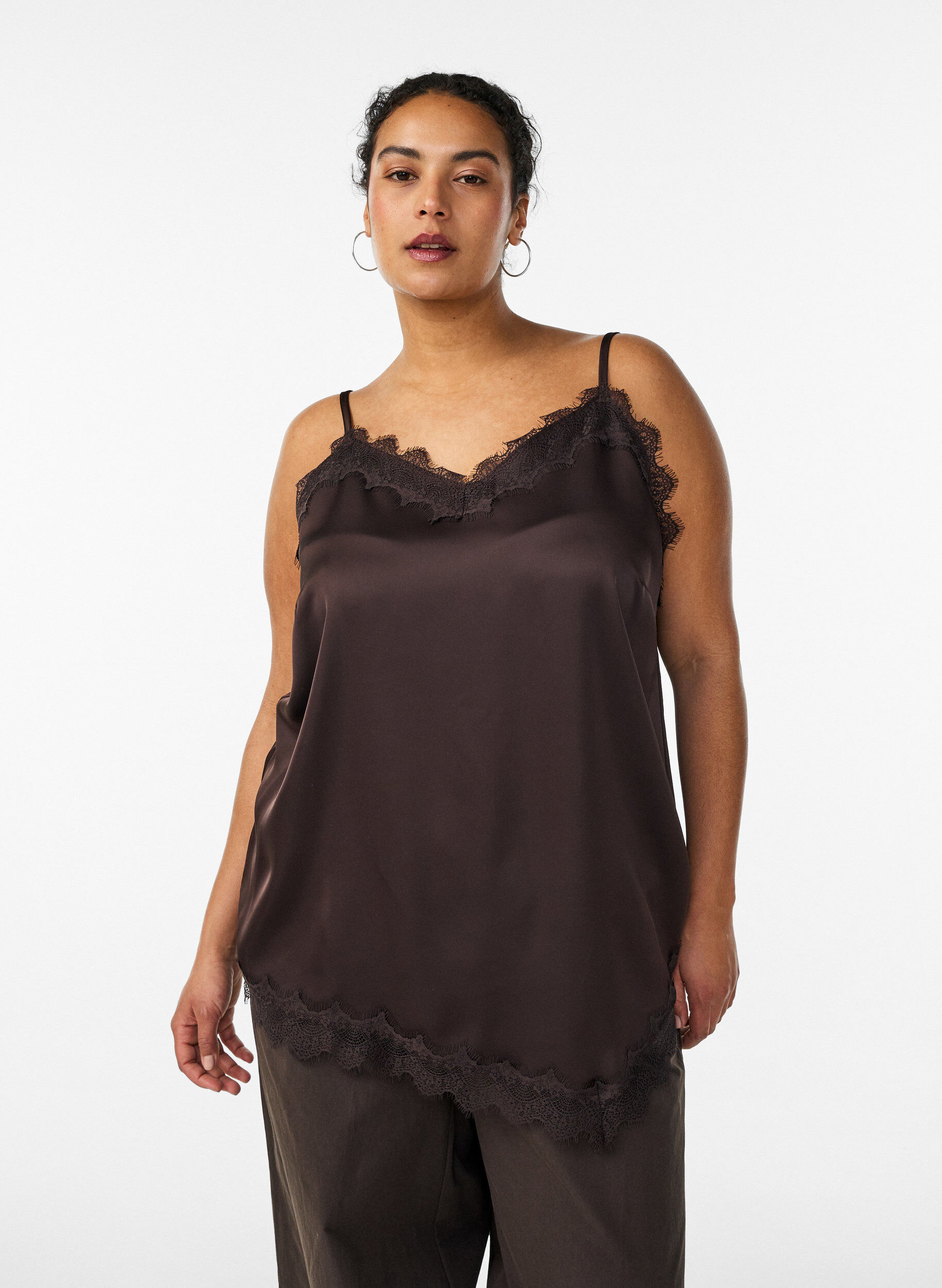 Zizzi Top aus Satin mit Spitzen und asymmetrischem Saum, Braun, Model image number 0