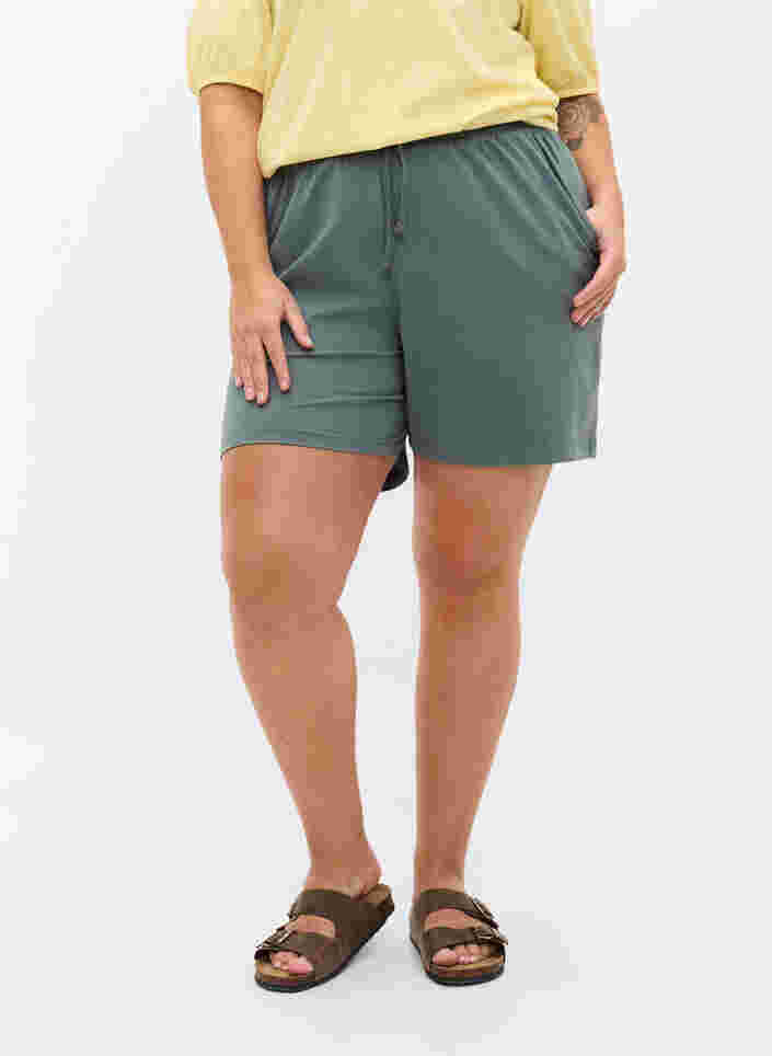 Shorts aus Baumwolle mit Taschen, Balsam Green Solid, Model image number 2