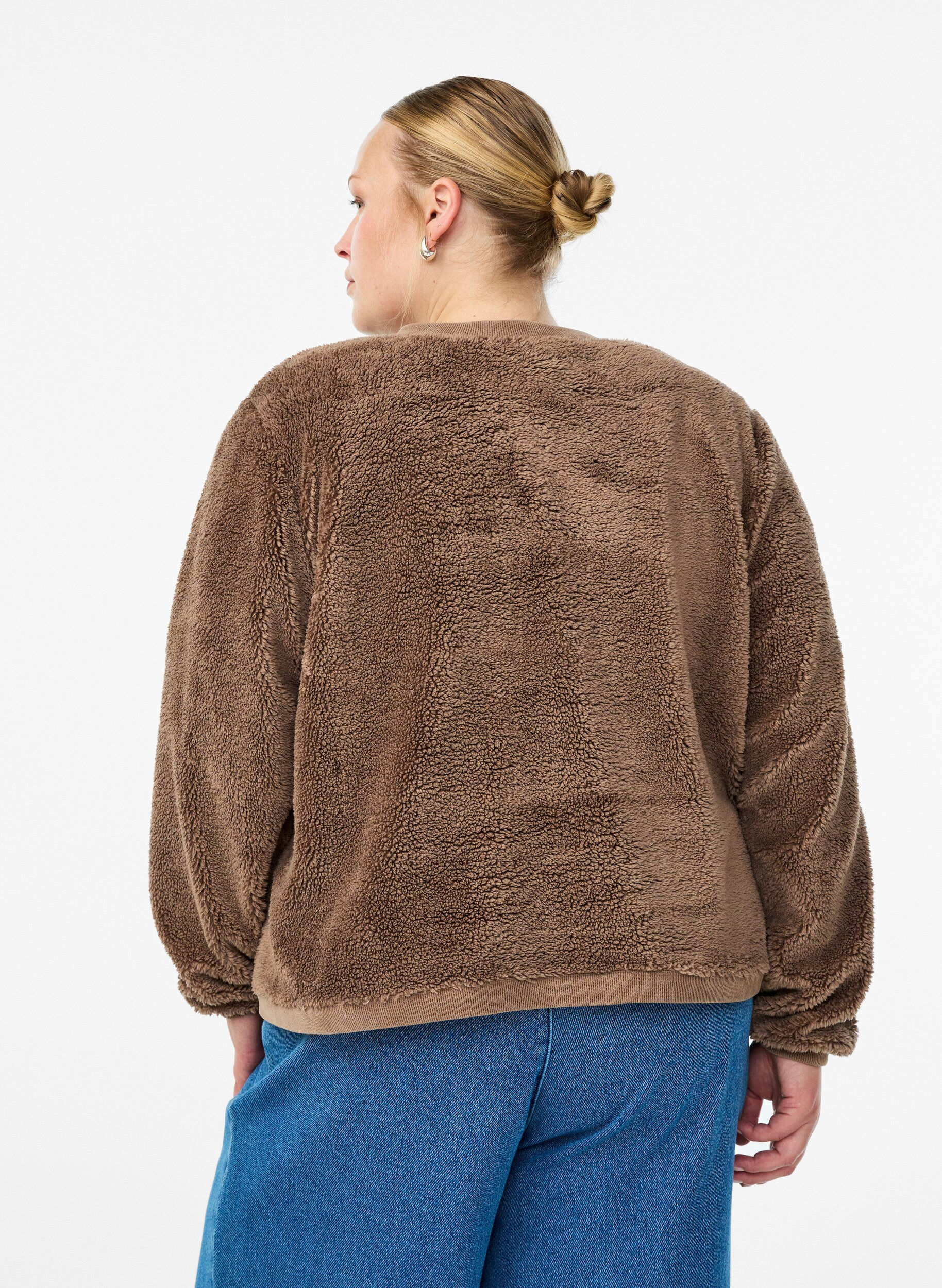 Zizzi Teddy-Cardigan mit Zierkn&ouml;pfen, Braun, Model image number 2