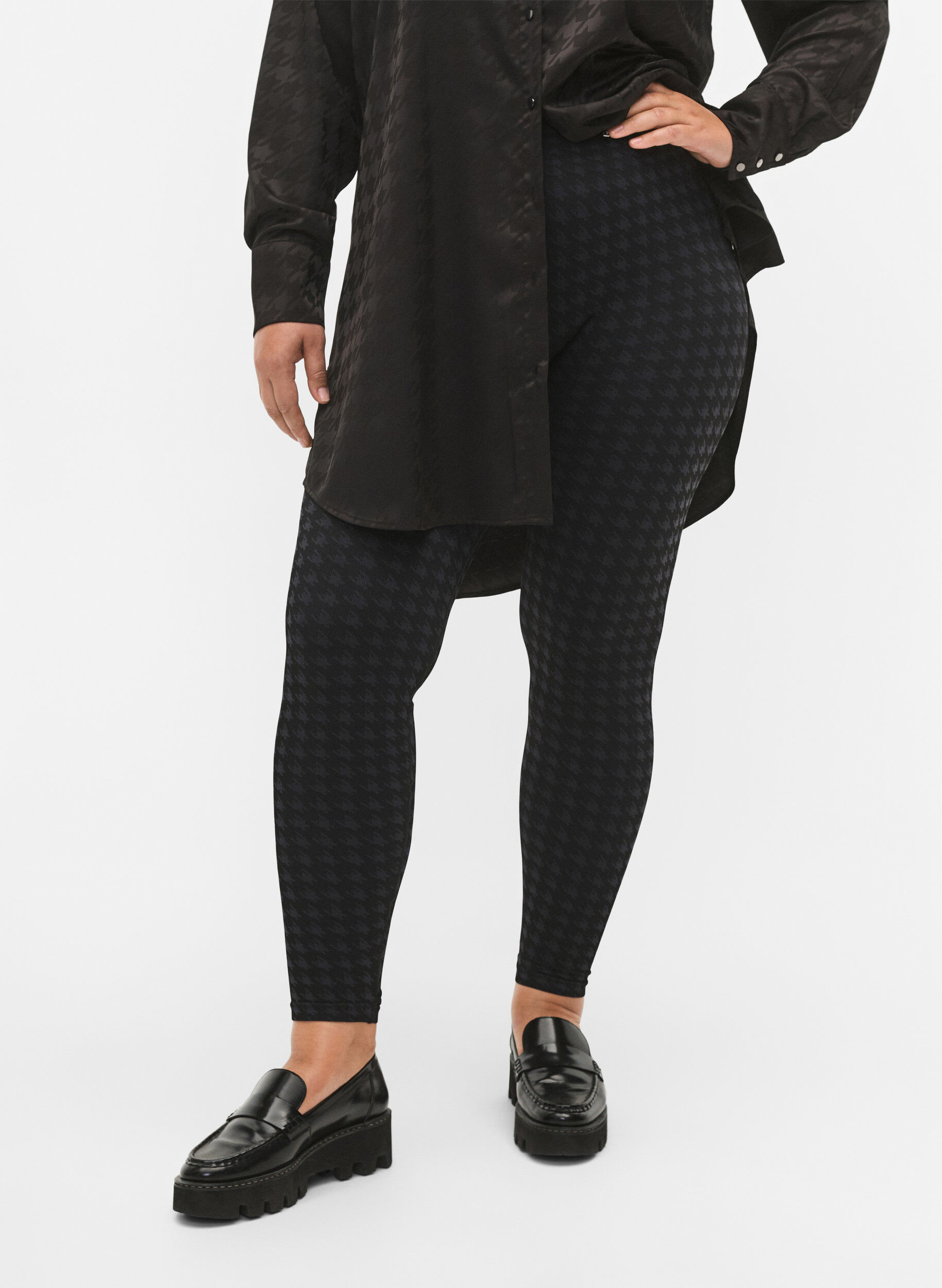 Zizzi Seamless Leggings mit Hahnentrittmuster, Black w. Dark Grey, Model image number 2