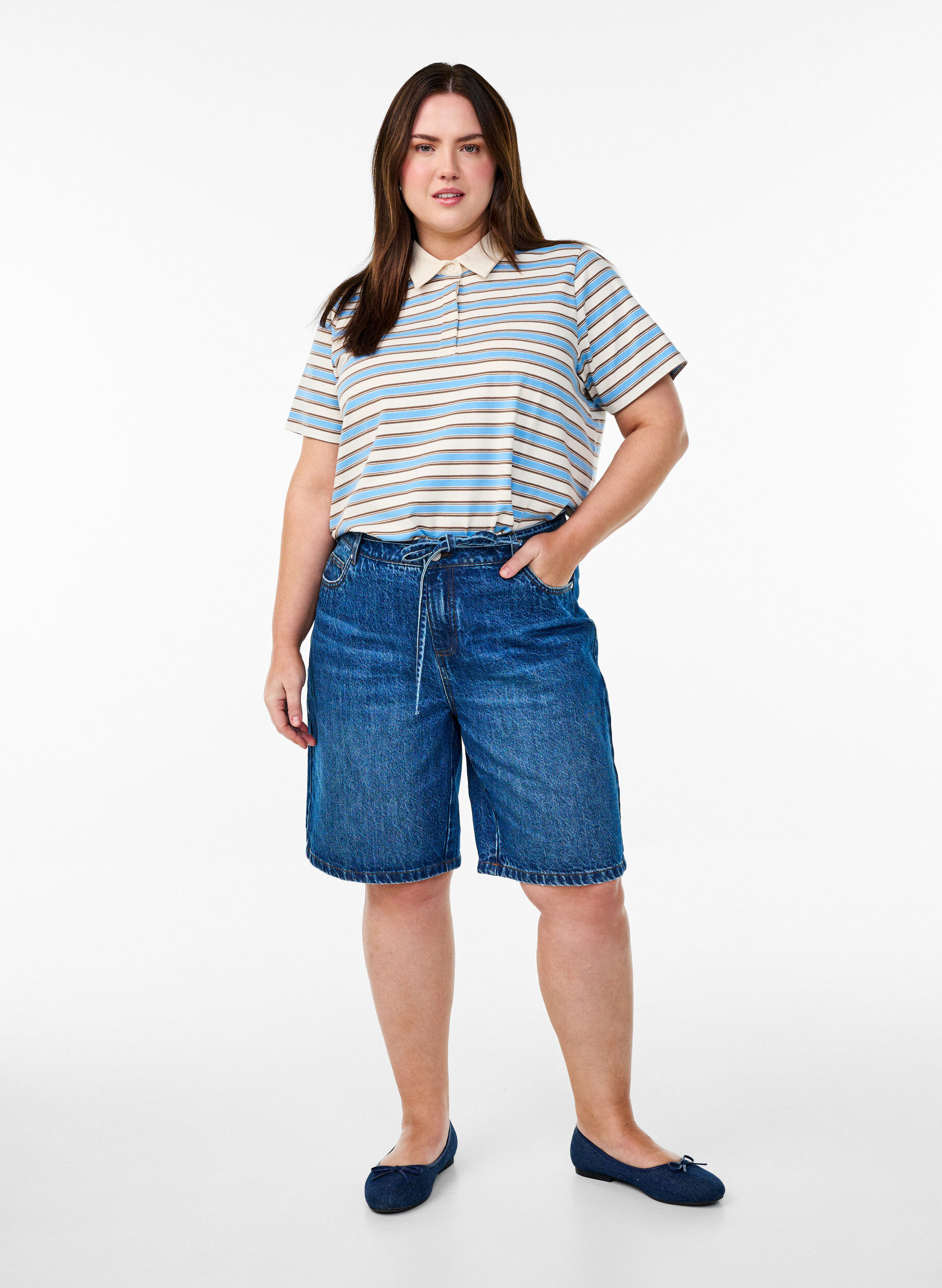 Zizzi Slim fit Jeansshorts mit Bindeg&uuml;rtel, Blau, Model image number 1
