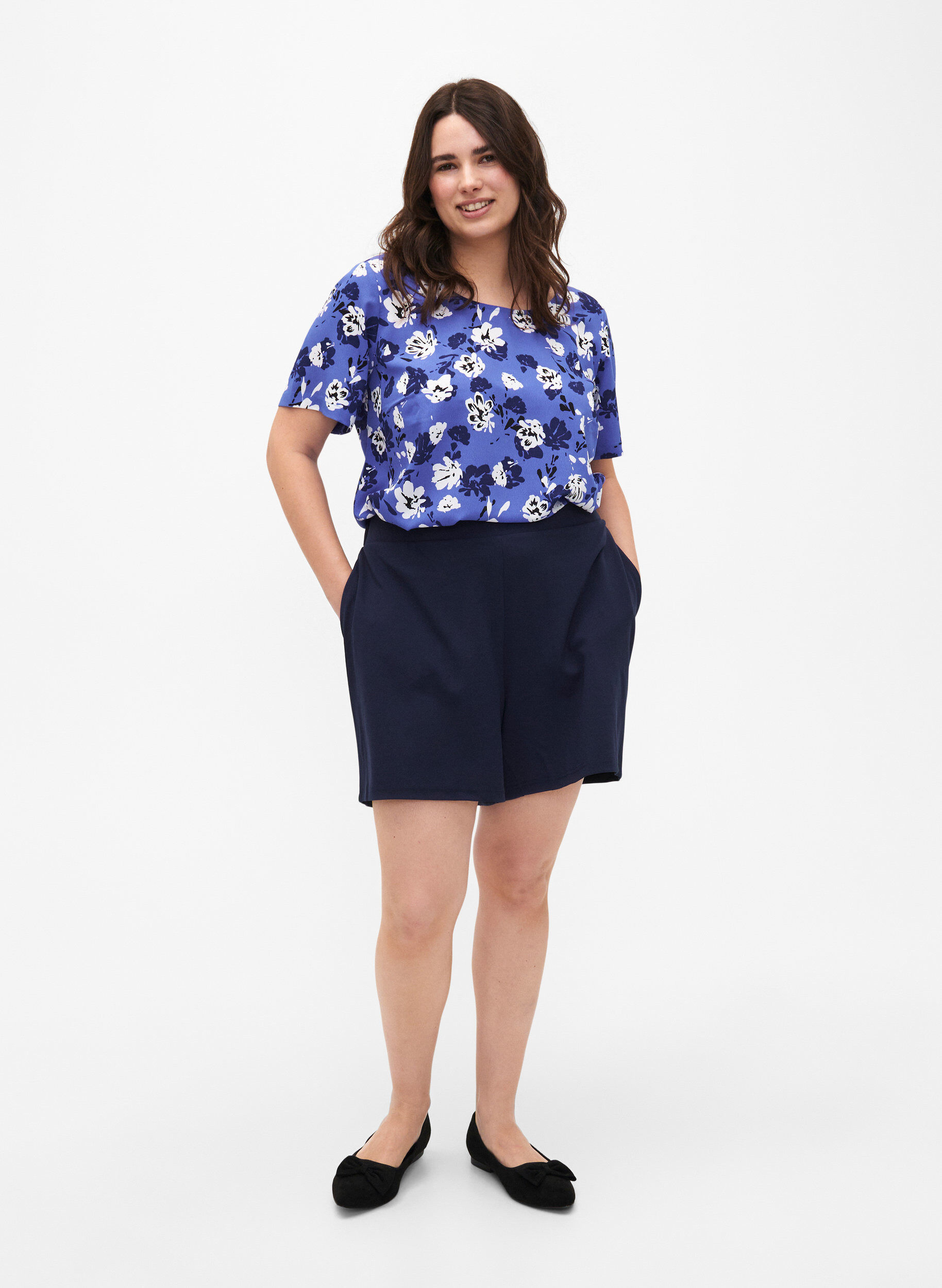 Zizzi FLASH &ndash; Kurz&auml;rmelige Bluse mit Print, Amparo Blue Flower, Model image number 2