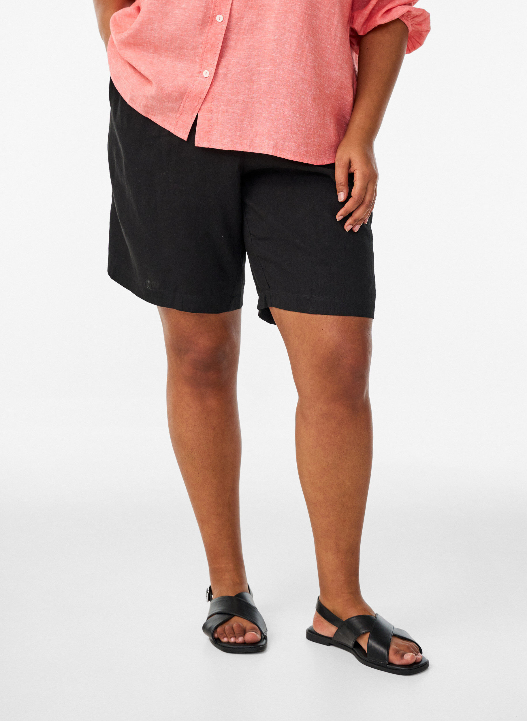 Zizzi Hoch taillierte Shorts aus Leinen und Viskose, Schwarz, Model image number 3