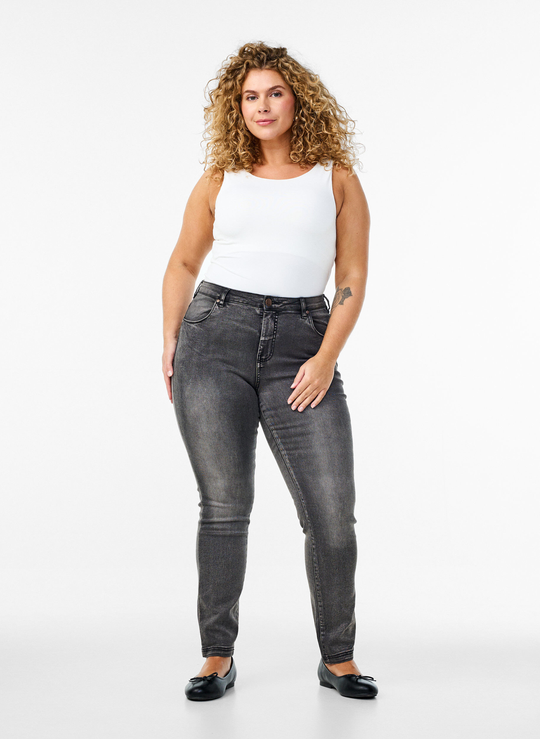 Zizzi Slim Fit Emily Jeans mit normaler Taillenh&ouml;he, Grau, Model image number 0