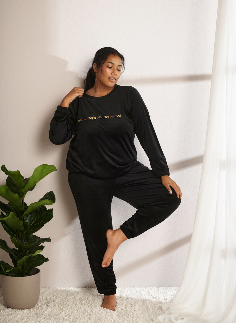 Veloursbluse mit aufgesticktem Text, Black, Image image number 0