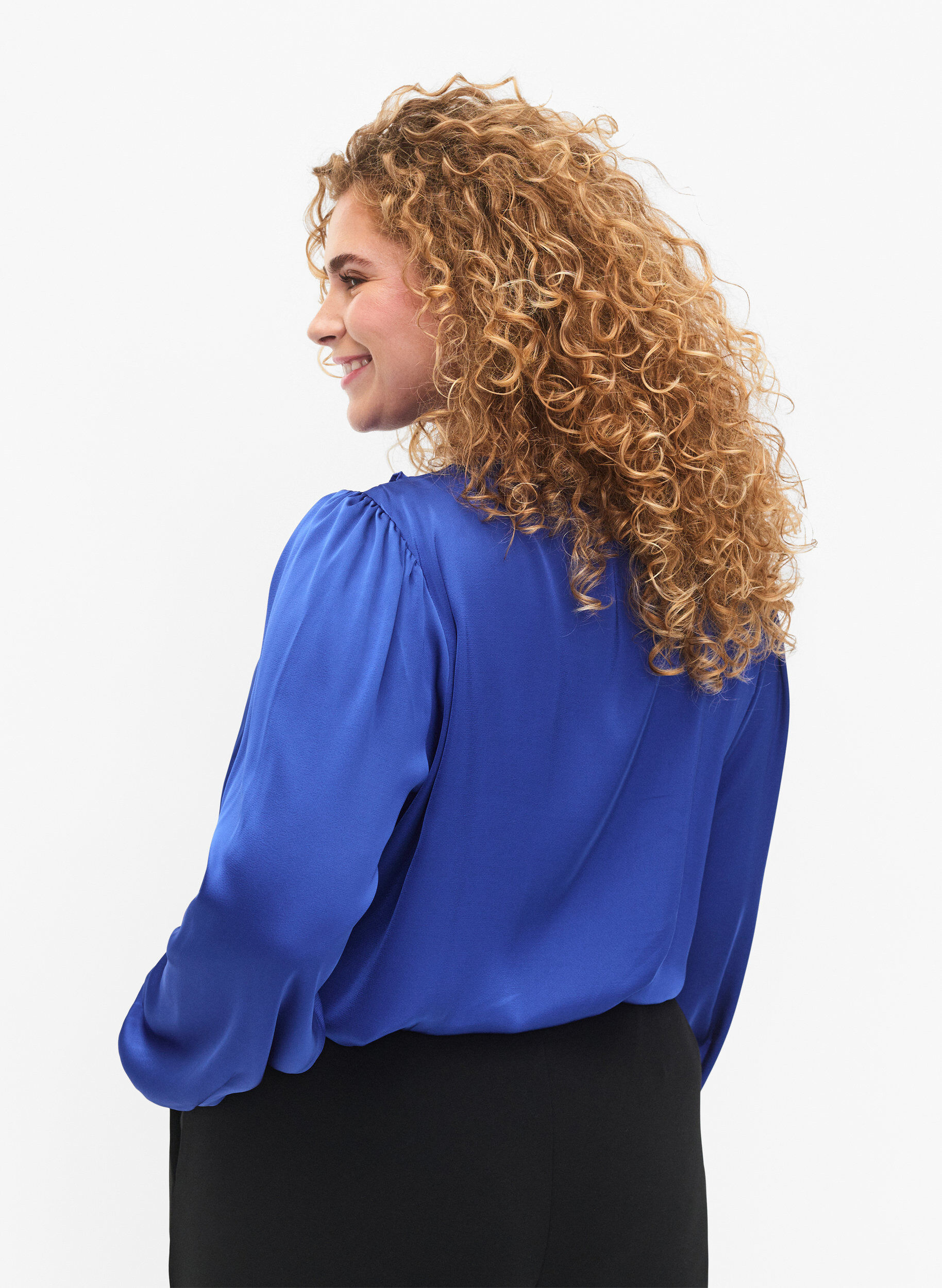 Zizzi  Hemdbluse aus Satin mit R&uuml;schen, Deep Ultramarine, Model image number 1