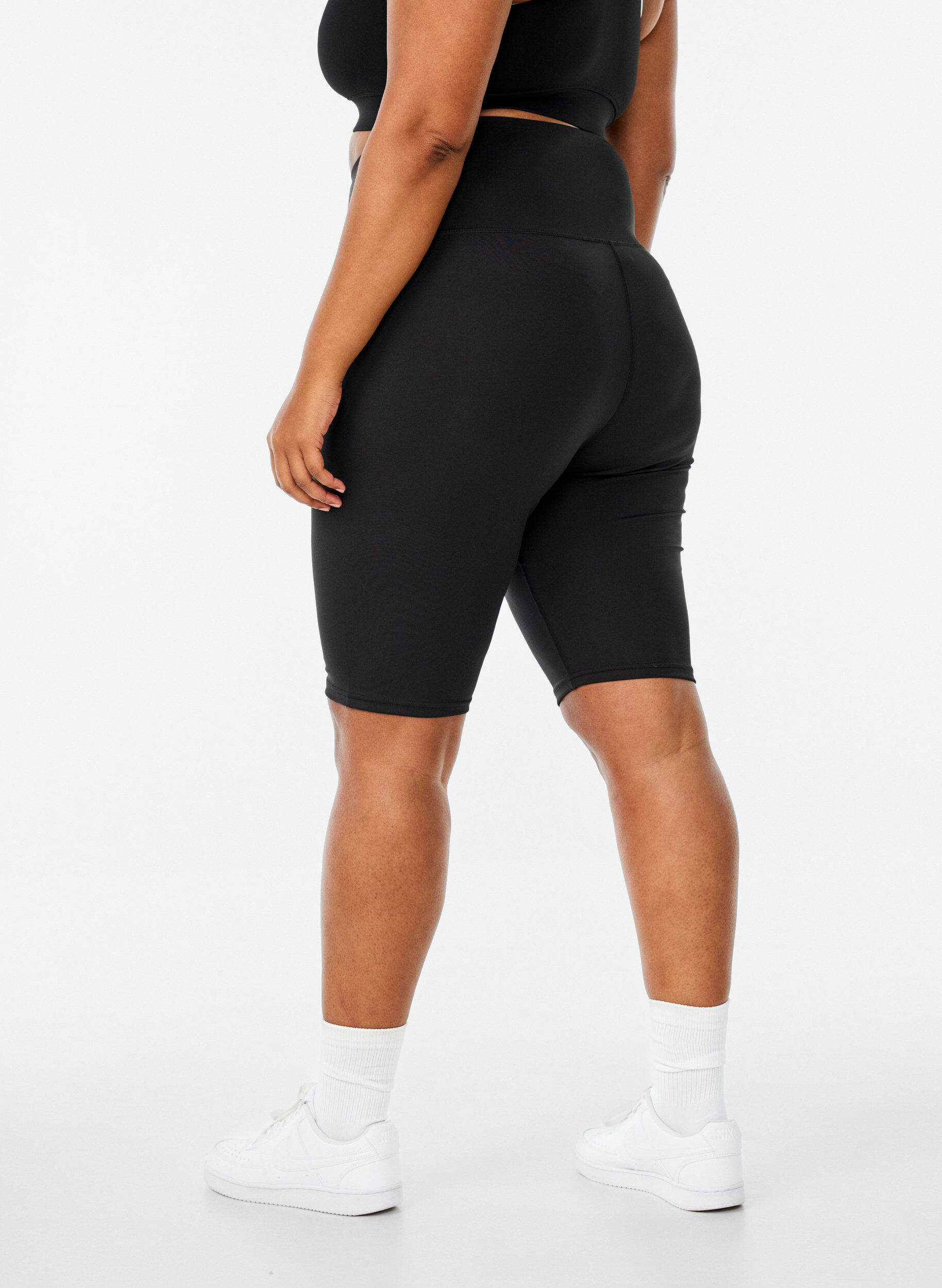 Zizzi Lange eng anliegende Trainingsshorts, Schwarz, Model image number 2
