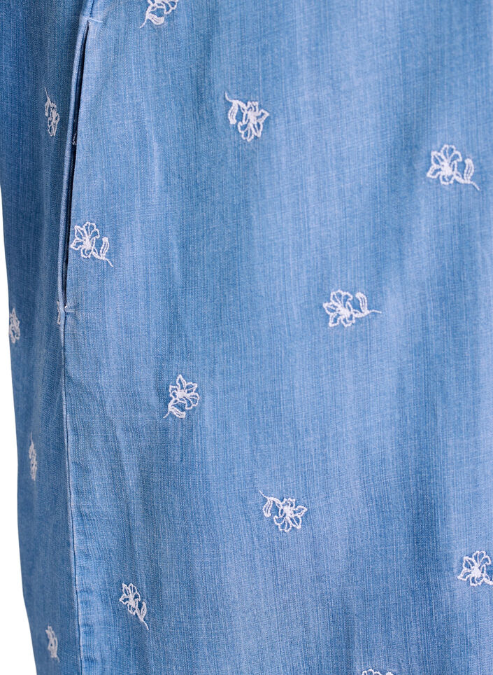 Kleid aus Lyocell mit Denim-Look und bestickten Blumen, Blau, Packshot image number 3
