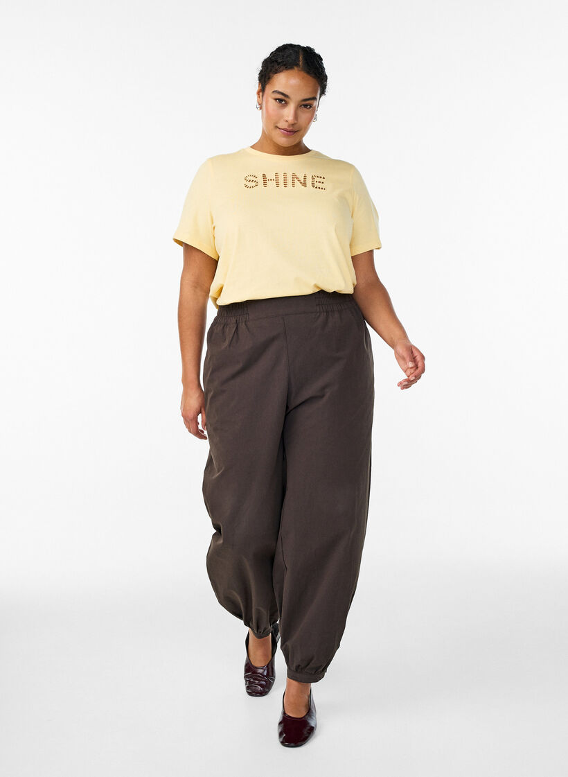 T-shirt aus Baumwolle mit aufgesticktem Text, Gelb, Model image number 1