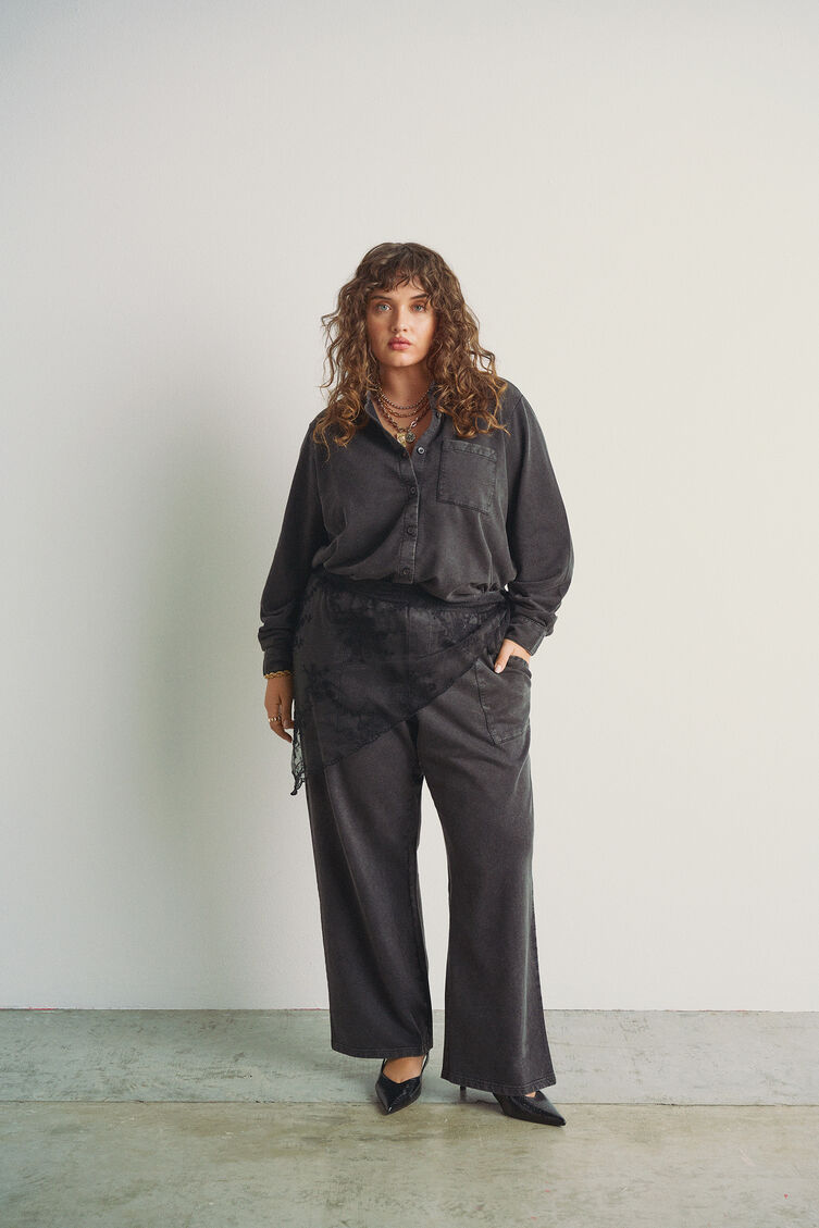 Passendes graues Set mit Details, , Model