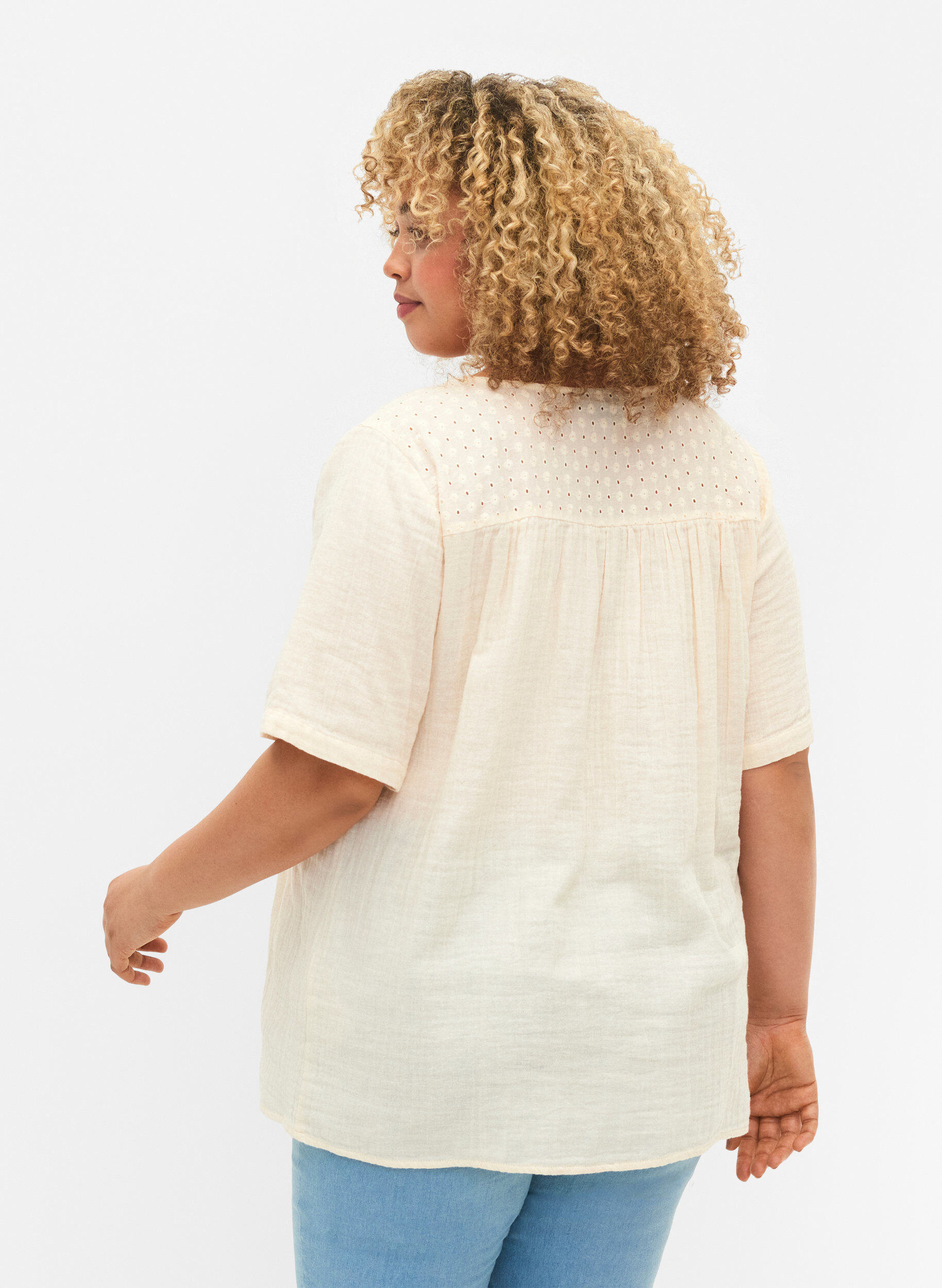 Zizzi Bluse aus Baumwolle mit Stickerei und kurzen &Auml;rmeln, Buttercream, Model image number 1