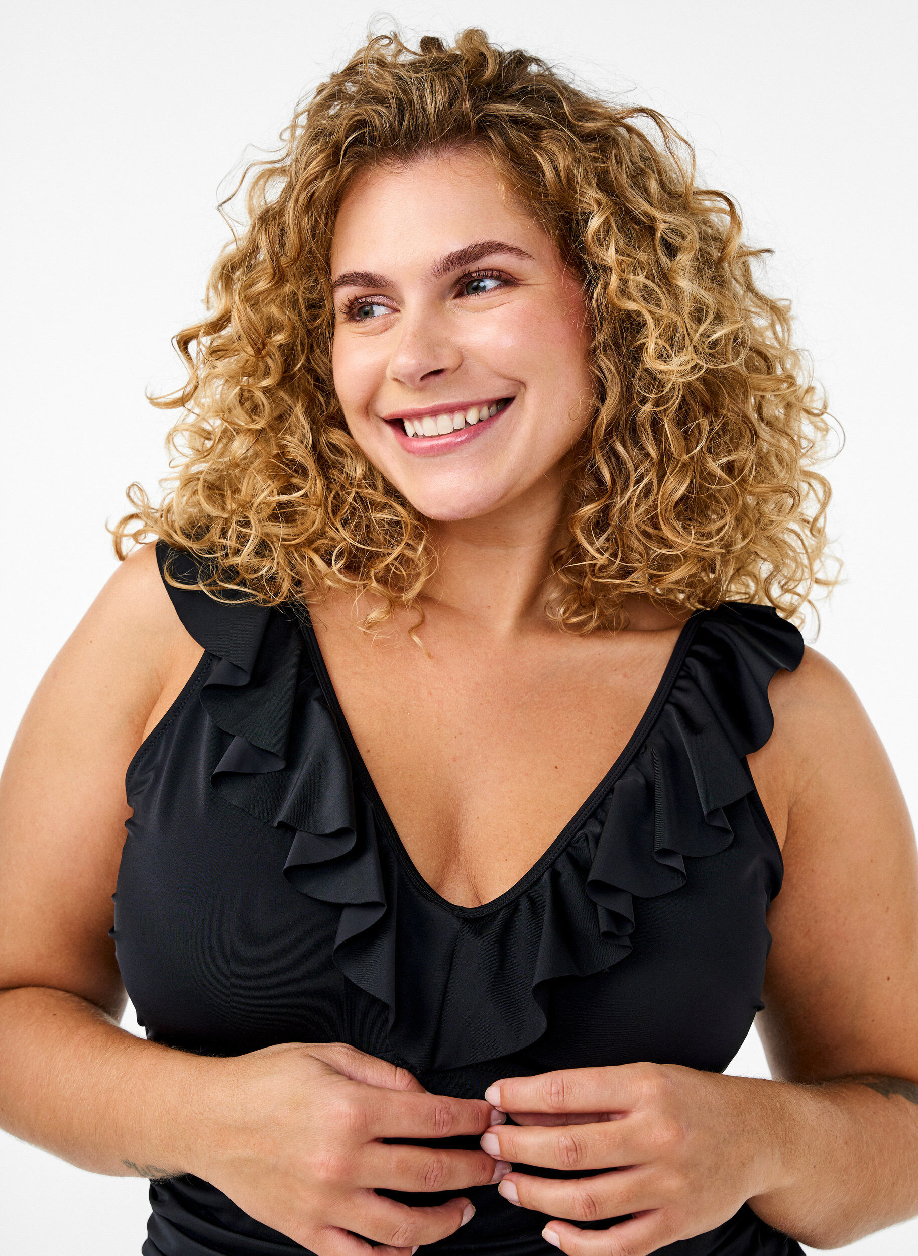 Zizzi Badeanzug mit R&uuml;schen und herausnehmbarer Polsterung, Schwarz, Model image number 2