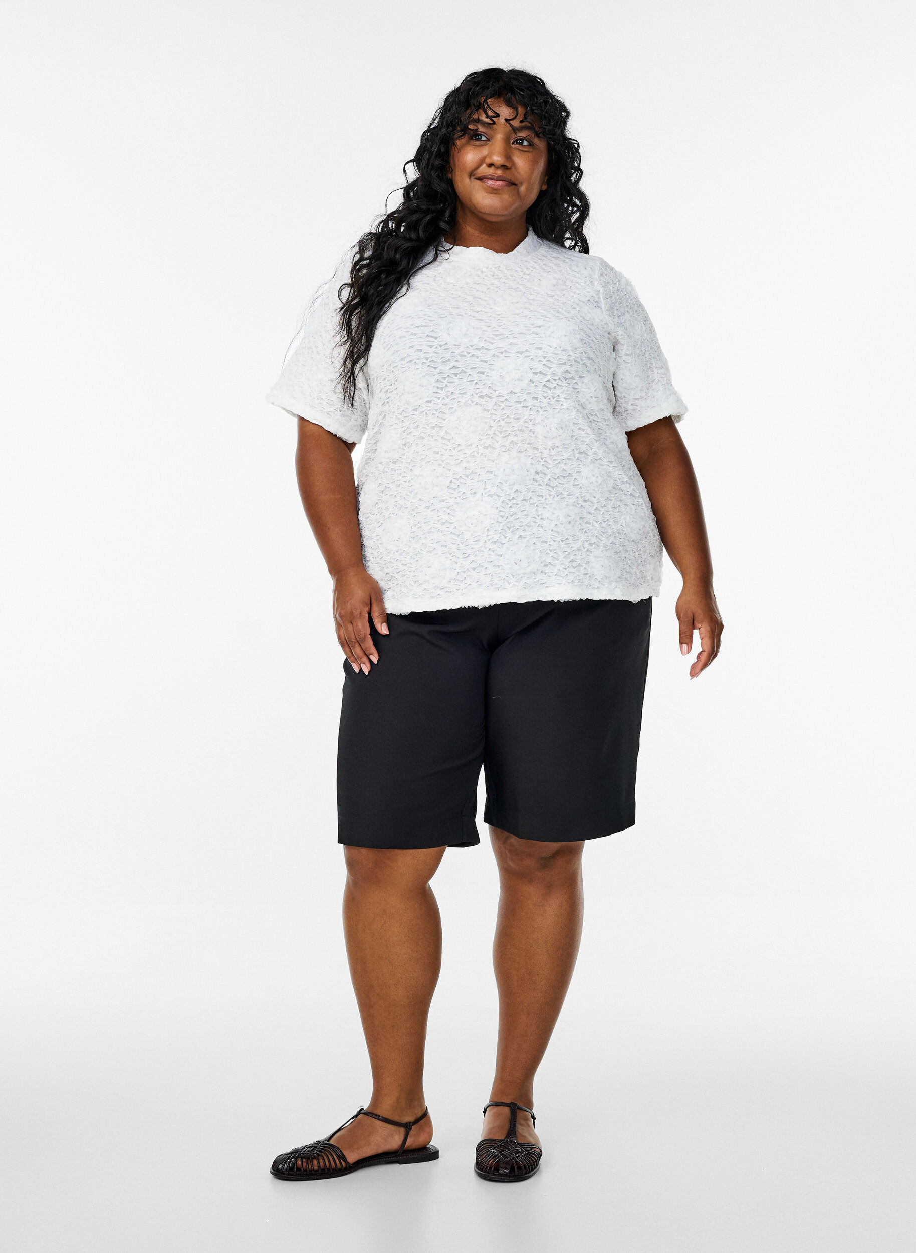 Zizzi Bluse mit 3D-Blumen und kurzen &Auml;rmeln, Wei&szlig;, Model image number 1