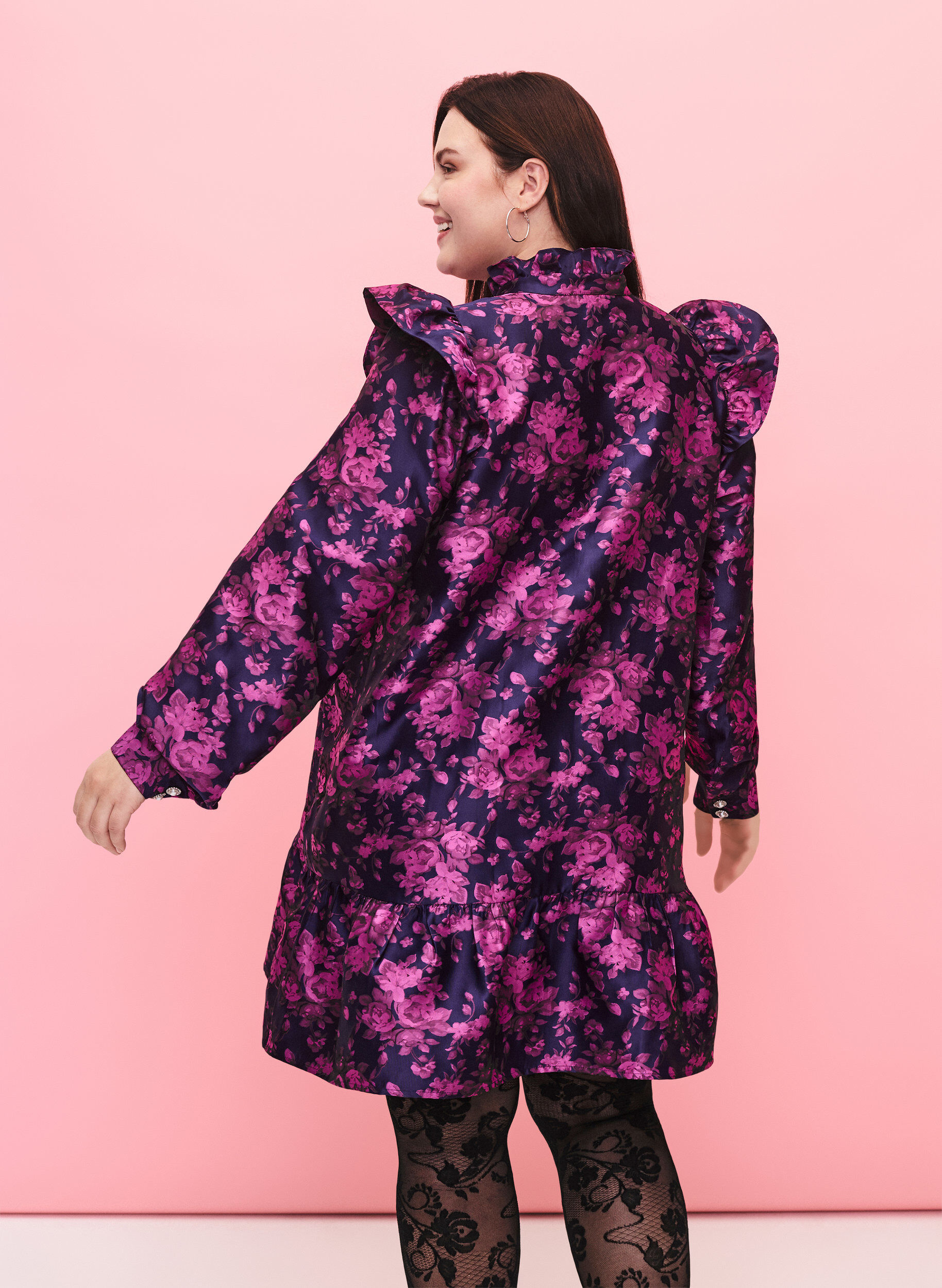 Zizzi Kleid mit R&uuml;schendetail und Perlenkn&ouml;pfen, Dark Blue Pink, Model image number 1