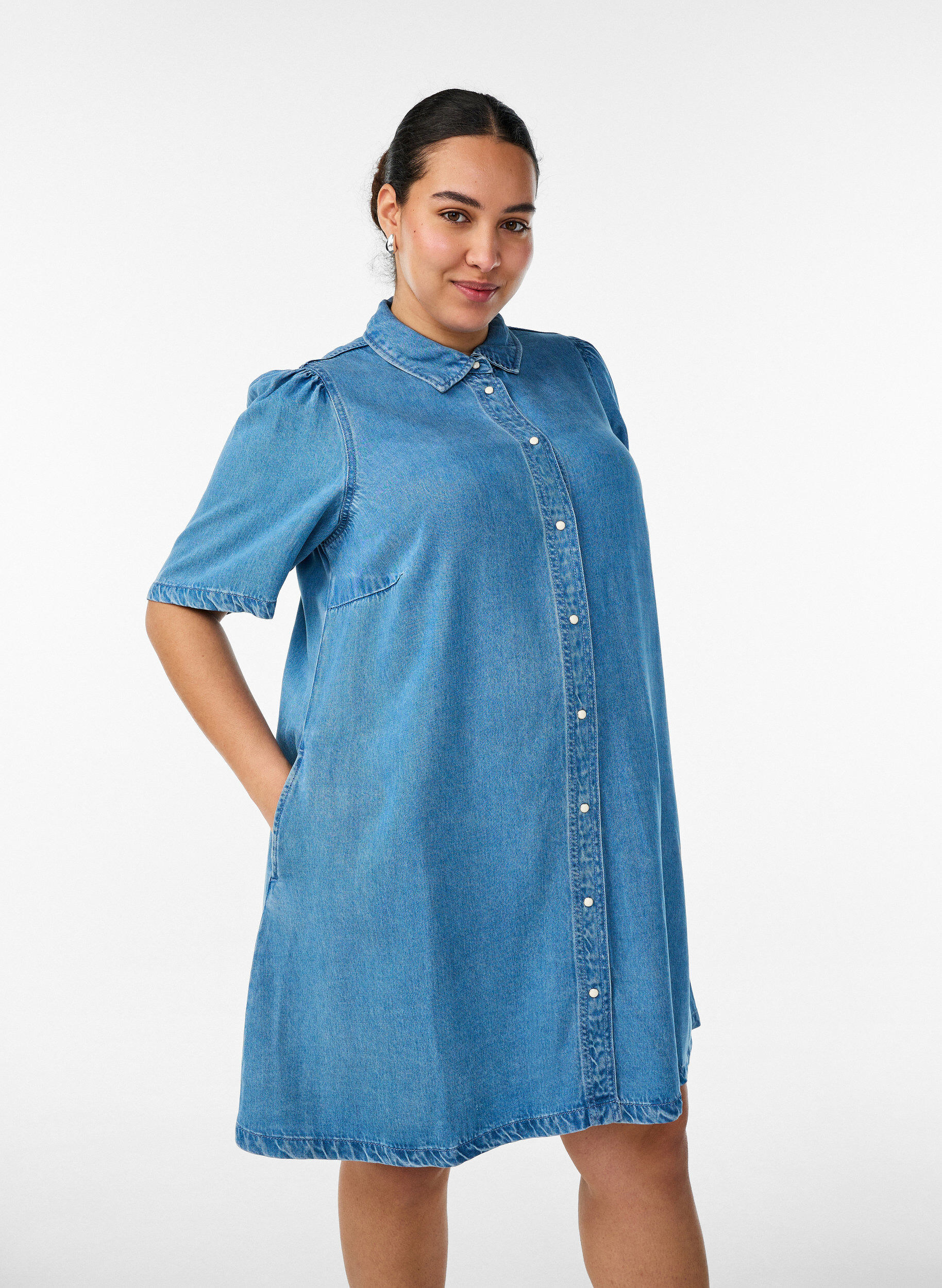 Jeanskleid aus Lyocell mit Kn&ouml;pfen und kurzen &Auml;rmeln, Blau, Model