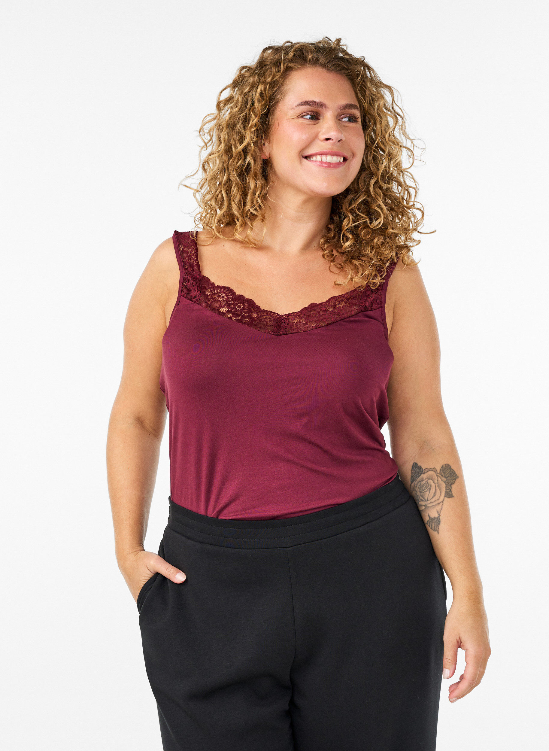 ZizziTop aus Viskose mit Spitze, Rot, Model image number 0