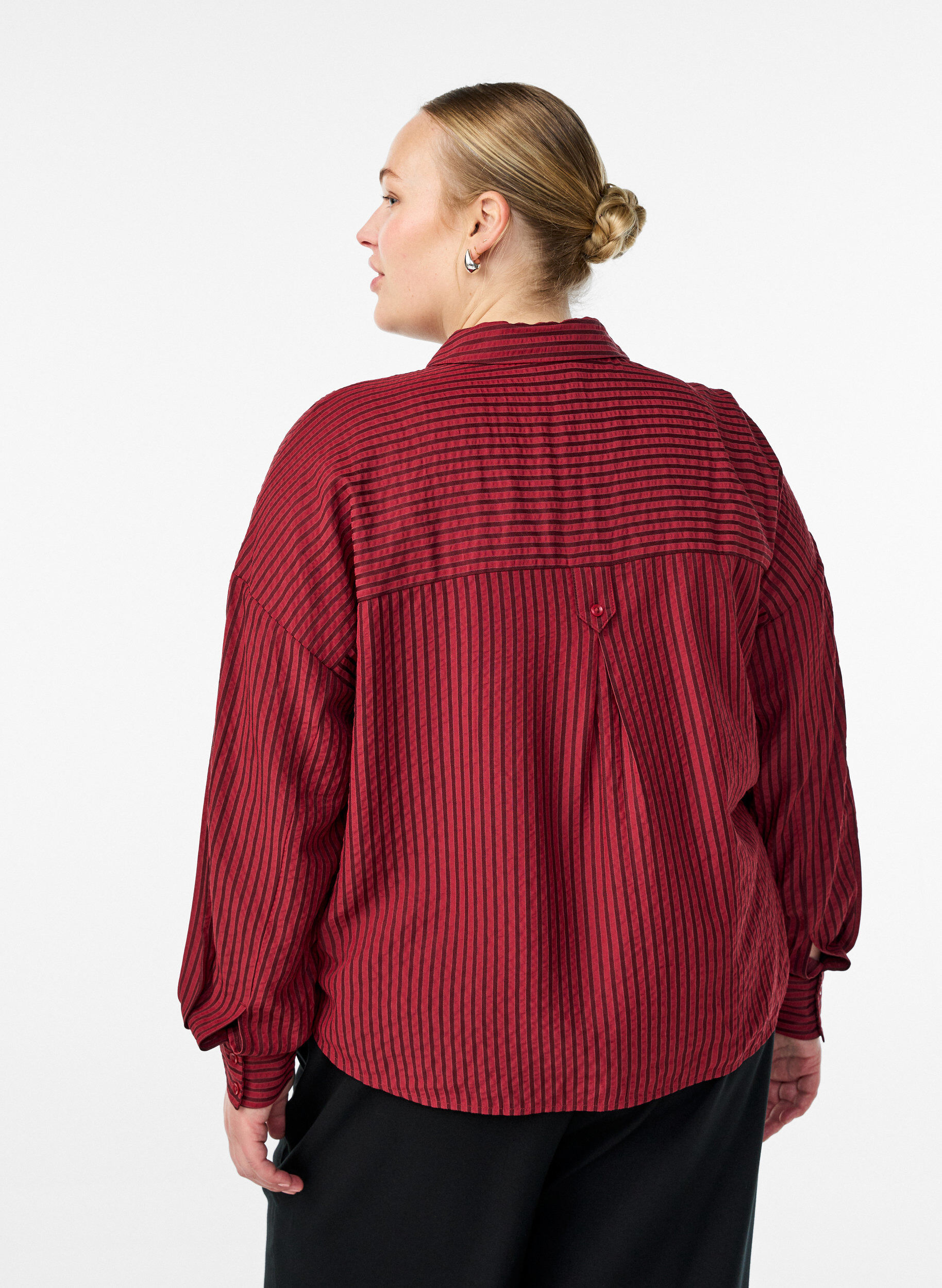 Zizzi Gestreifte Bluse mit Knopfdetail am R&uuml;cken, Rot, Model image number 2