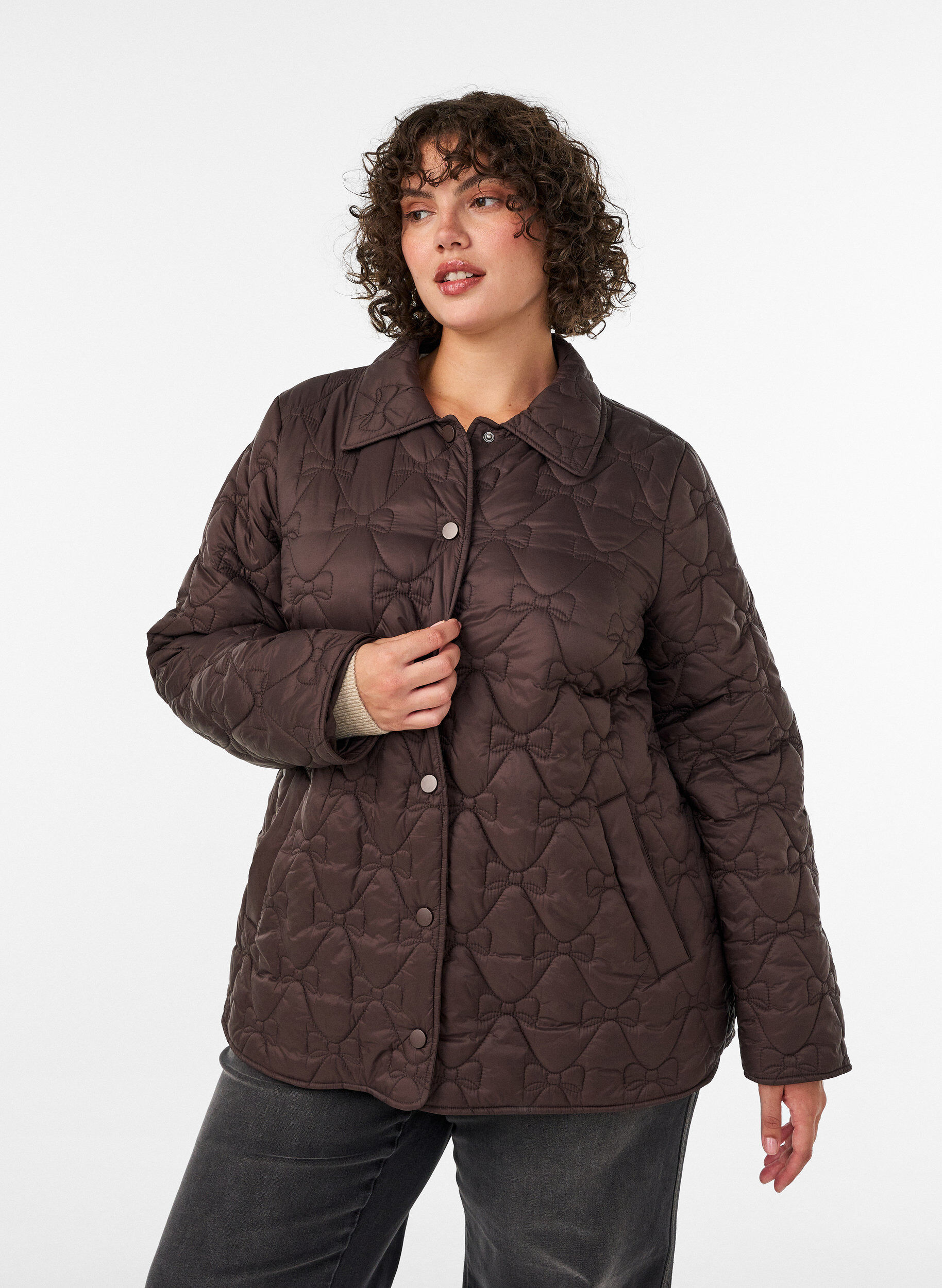 ZizziLeicht wattierte Jacke mit dekorativer Steppung, Braun, Model image number 0