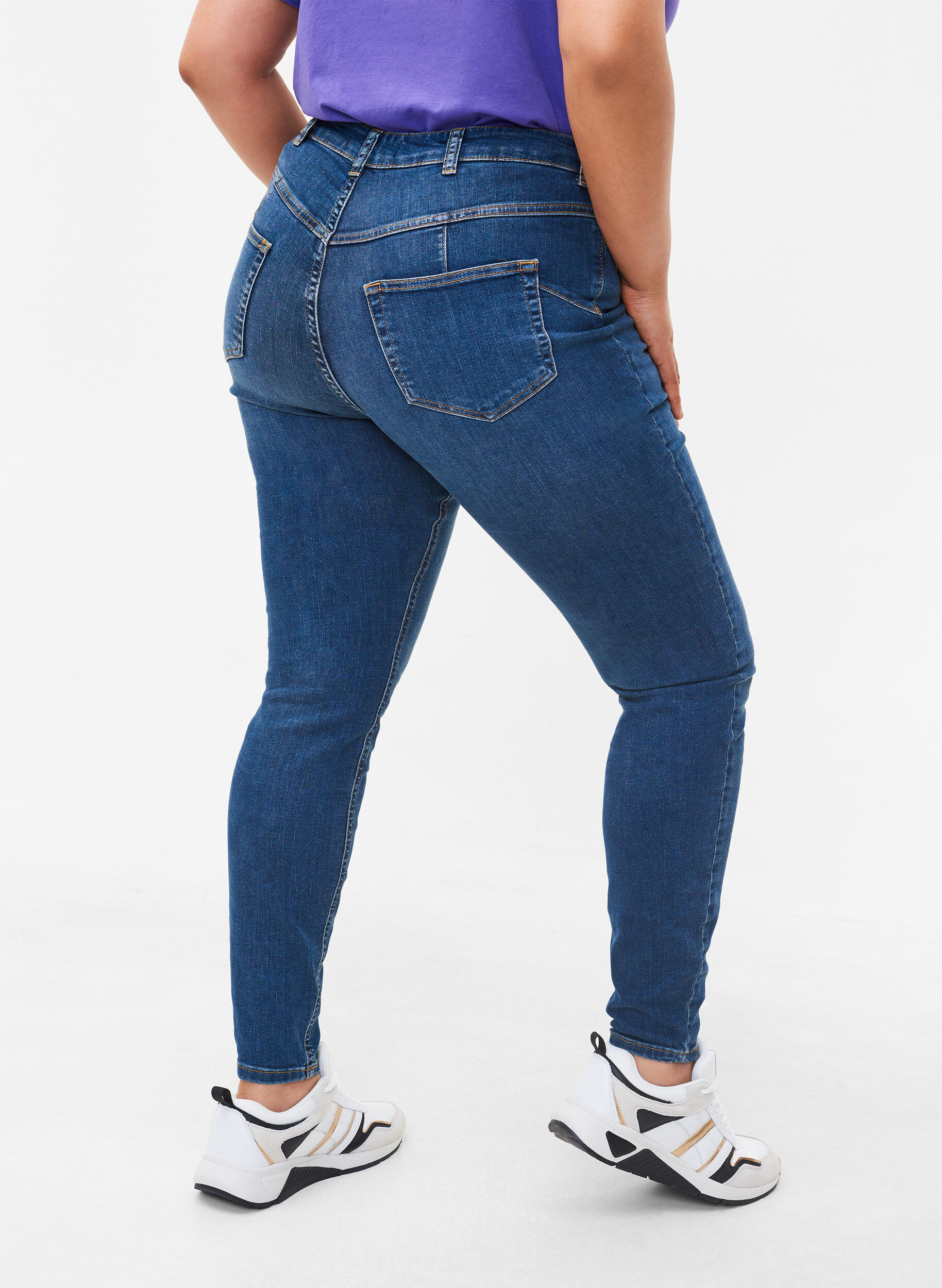 Zizzi Hochtaillierte Amy Jeans mit Push-Up, Blue denim, Model image number 1