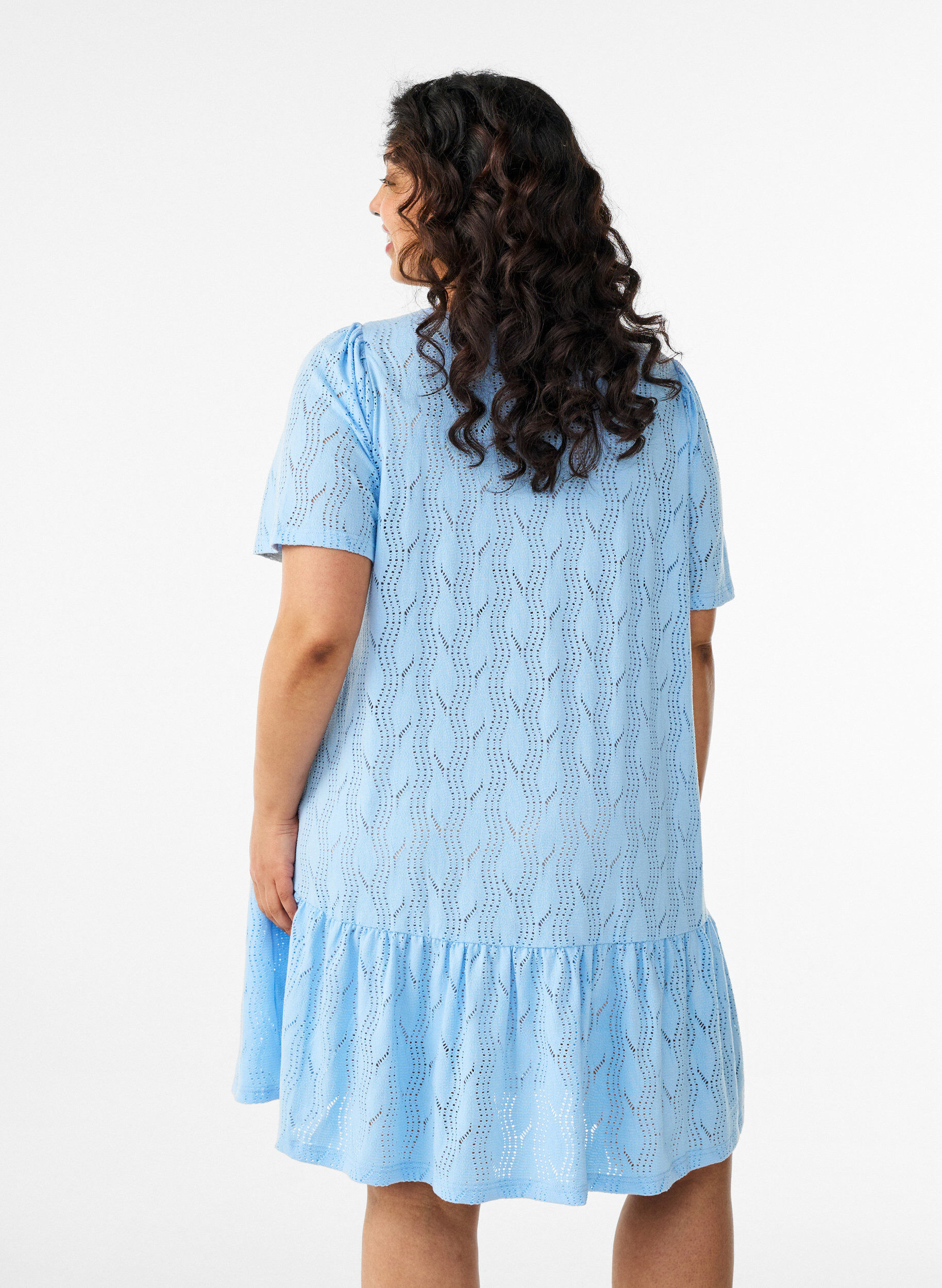 Zizzi Kurzes Kleid aus Jersey mit Lochstickerei, Blau, Model image number 2