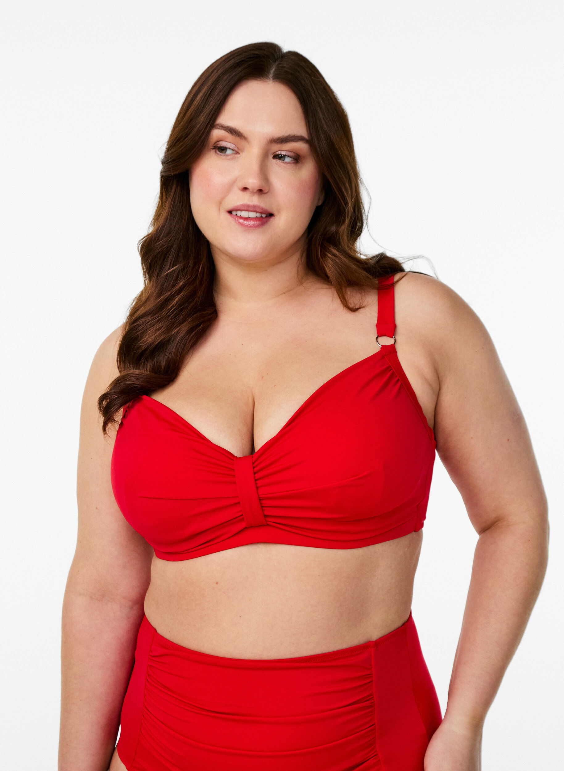Bikini-BH mit B&uuml;gel und Drapierung, Rot, Model