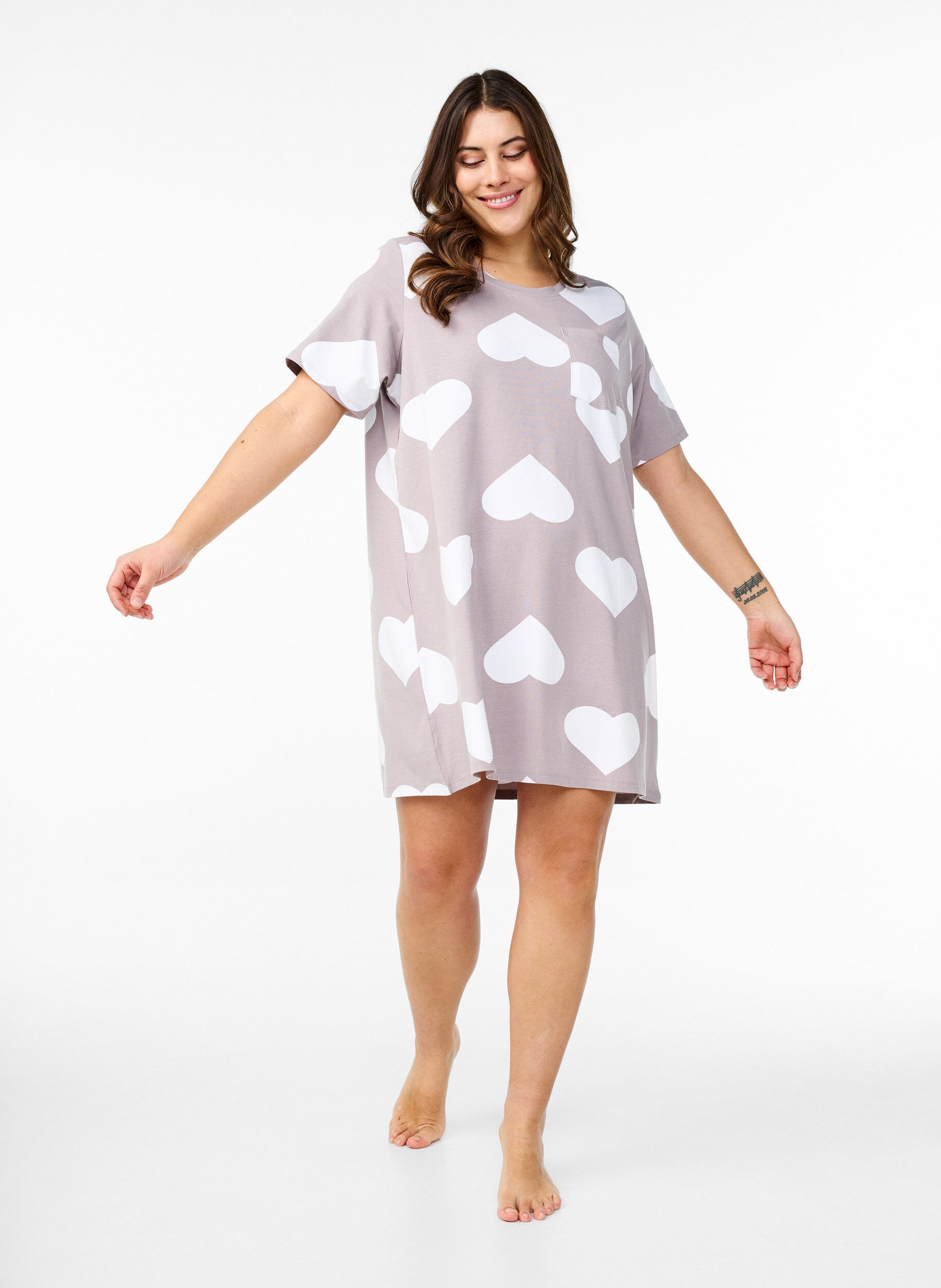 Zizzi Langes Nachtshirt aus Modal-Mischung mit Herzen, Grau, Model image number 1