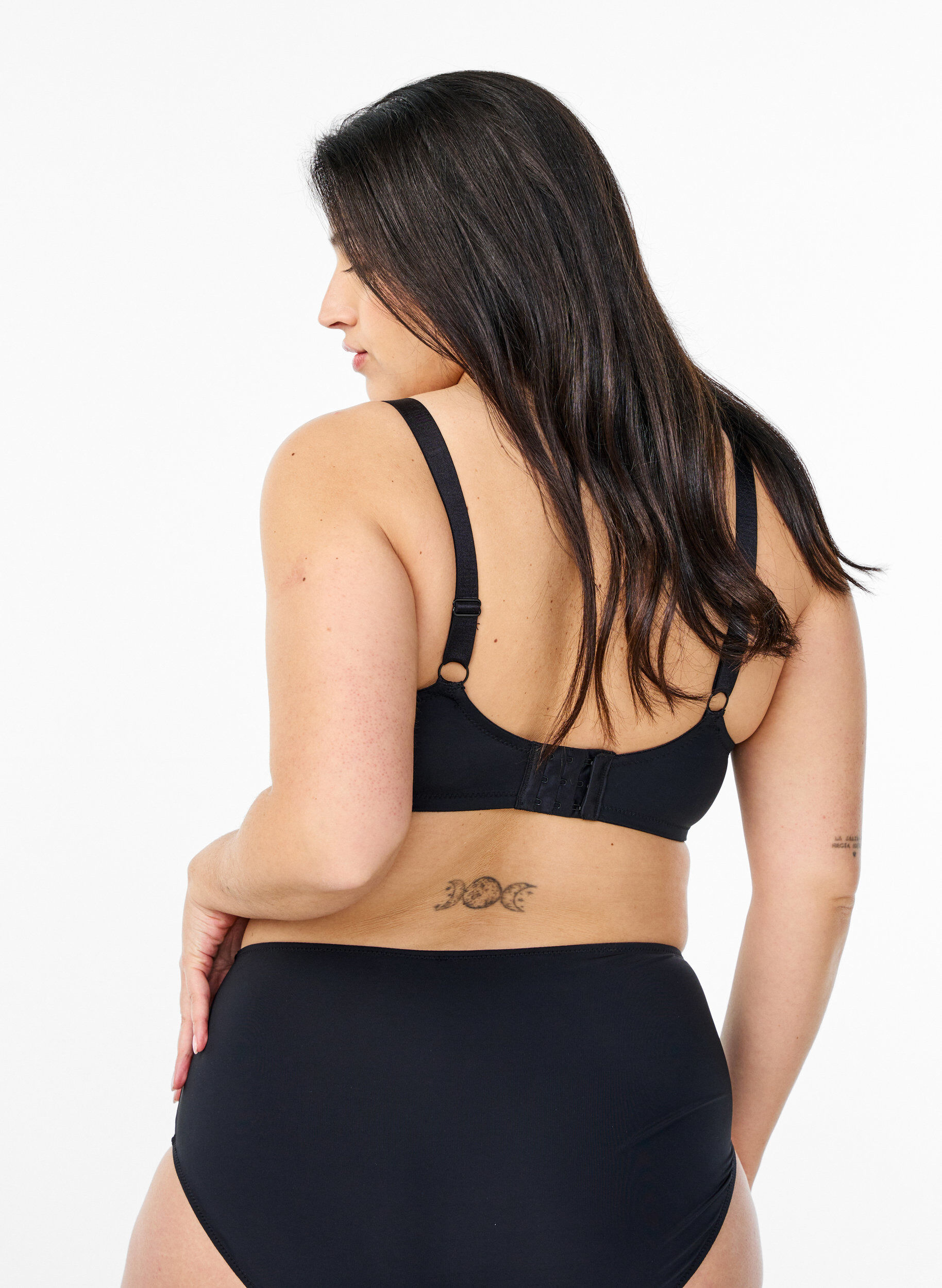 Zizzi Wattierter BH mit floralen Stickereien, Schwarz, Model image number 1