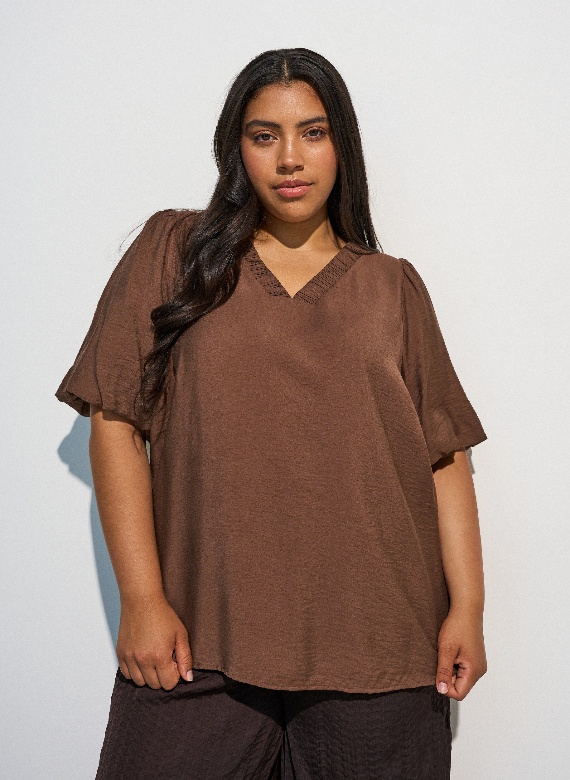 Bluse mit Ballon&auml;rmeln und V-Ausschnitt, Braun, Model